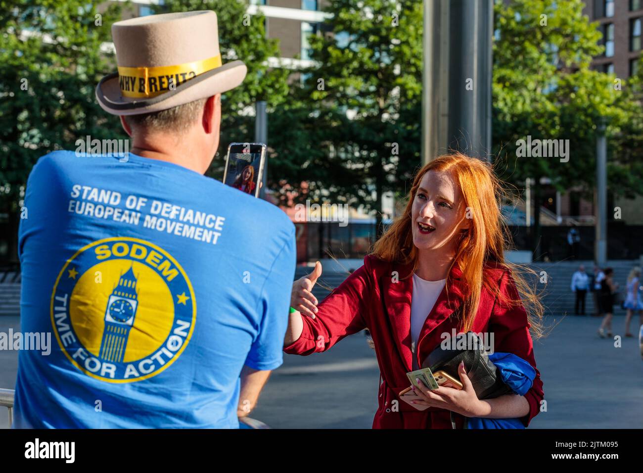Wembley, London, Großbritannien. 31.. August 2022. Sophie Corcoran, eine junge konservative und politische Kämpferin, spricht mit dem SODEM-Aktivisten Steve Bray vor der OVO Arena in Wembley, wo Liz Truss und Rishi Sunak heute Abend bei den letzten Kämpfen um die Tory-Führung gegen sie antreten werden. Amanda Rose/Alamy Live News Stockfoto