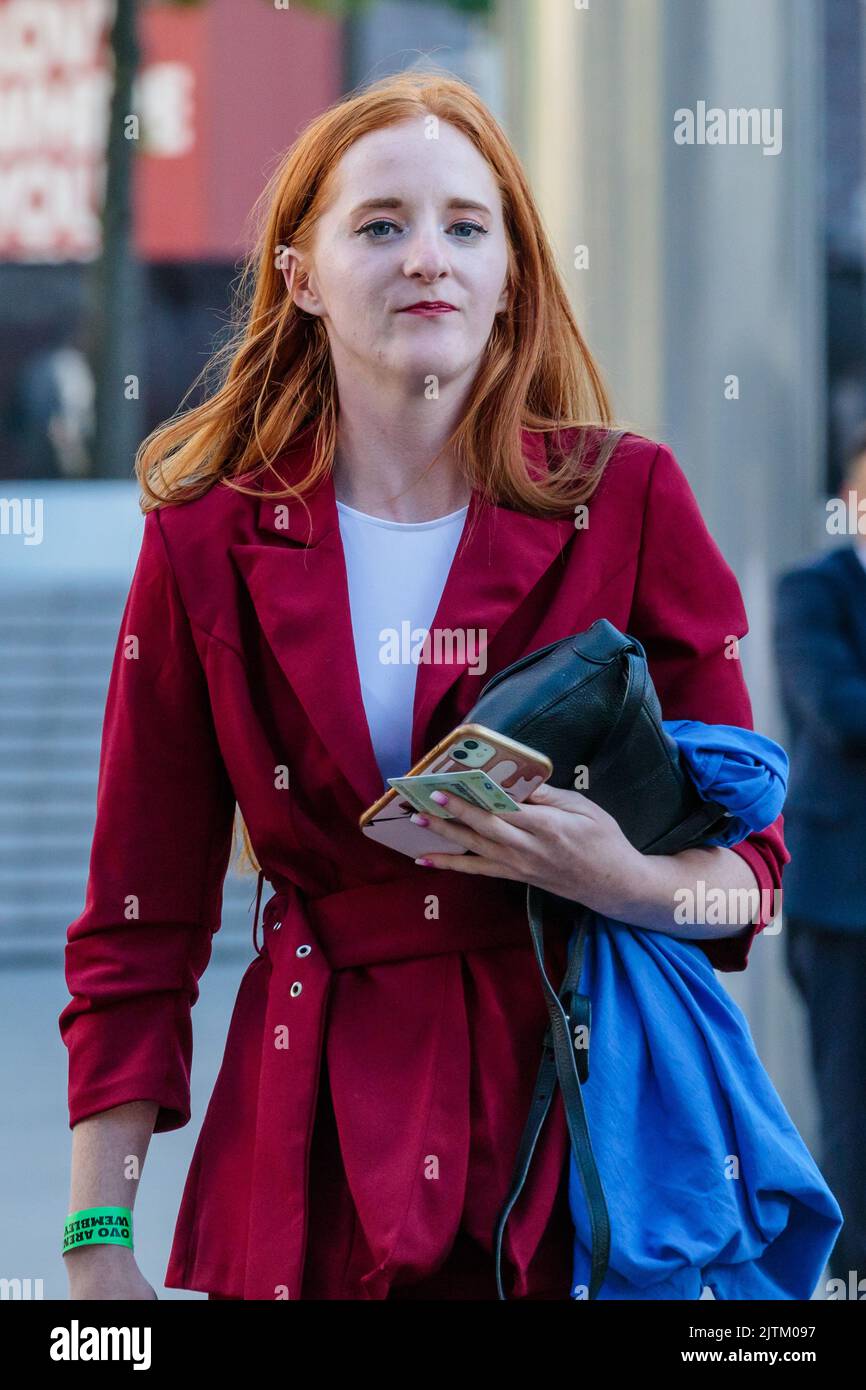 Wembley, London, Großbritannien. 31.. August 2022. Die junge konservative und politische Strafrechtstoberin Sophie Corcoran vor der OVO Arena in Wembley, wo Liz Truss und Rishi Sunak sich heute Abend bei den finalen Auseinandersetzungen um die Tory-Führung gegen sie kämpfen werden. Amanda Rose/Alamy Live News Stockfoto