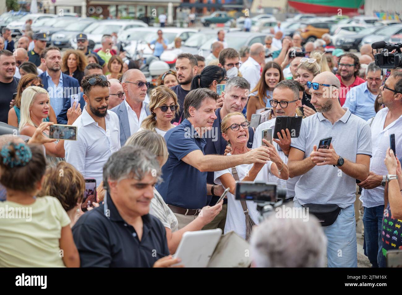 31 Agosto 2022 San Benedetto del Tronto (AP) - Banchina di riva nord malfizia, Italien. Giuseppe Conte accolto dai simpatizzanti del M5S prima dell'intervento | Credit: Andrea Vagnoni Stockfoto