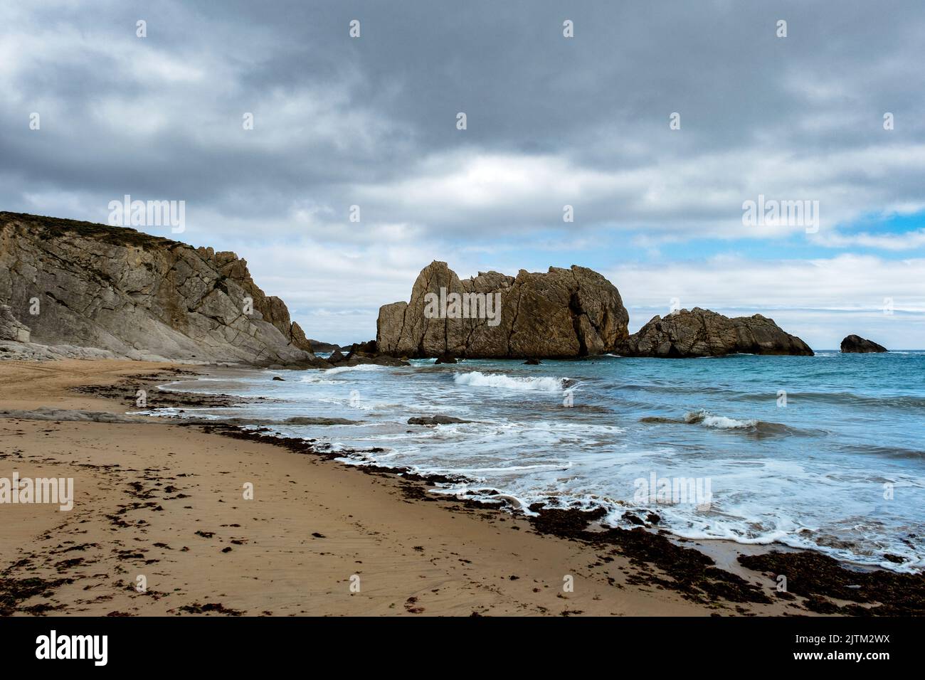 Meeresstapel am Strand von Arnia, an der Costa Quebrada, an der Broken Coast, am kantabrischen Meer, in Kantabrien, Spanien Stockfoto