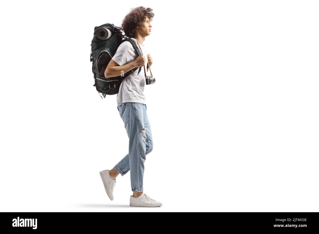 Durchgehendes Profil eines jungen männlichen Rucksacktouristen, der mit einem Rucksack und einer isolierten Kamera auf weißem Hintergrund läuft Stockfoto