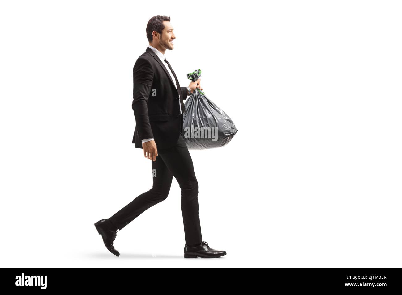 Ganzkörperaufnahme eines Geschäftsmannes, der einen isolierten Plastikmüll auf weißem Hintergrund trägt und läuft Stockfoto