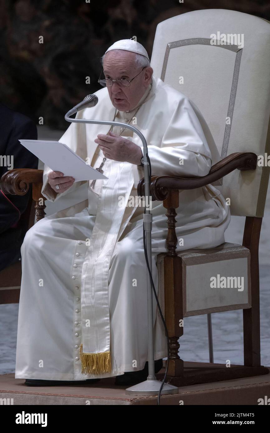 Vatikanstadt, Vatikan, 31. August 2022. Papst Franziskus spricht während seiner wöchentlichen Generalaudienz in der Aula Paul VI. Quelle: Maria Grazia Picciarella/Alamy Live News Stockfoto