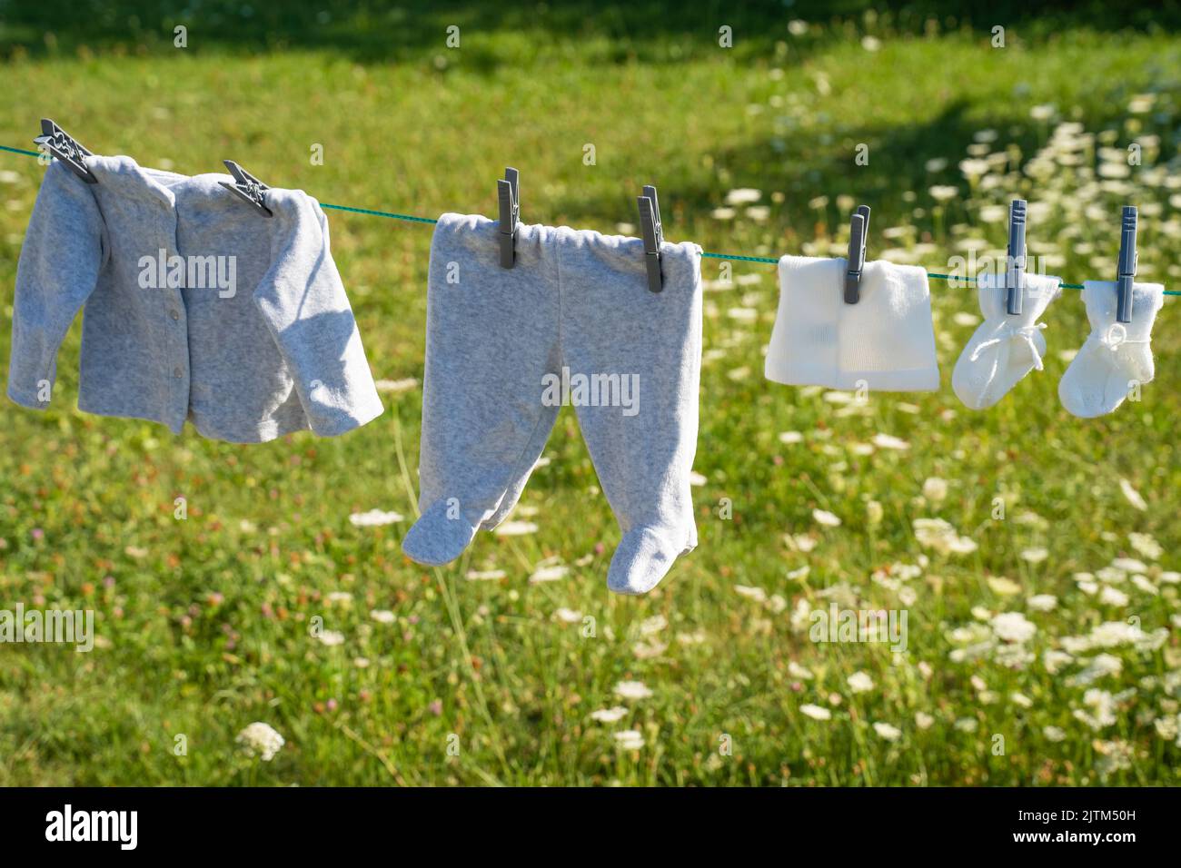 Babykleidung trocknet in der Sonne Stockfoto