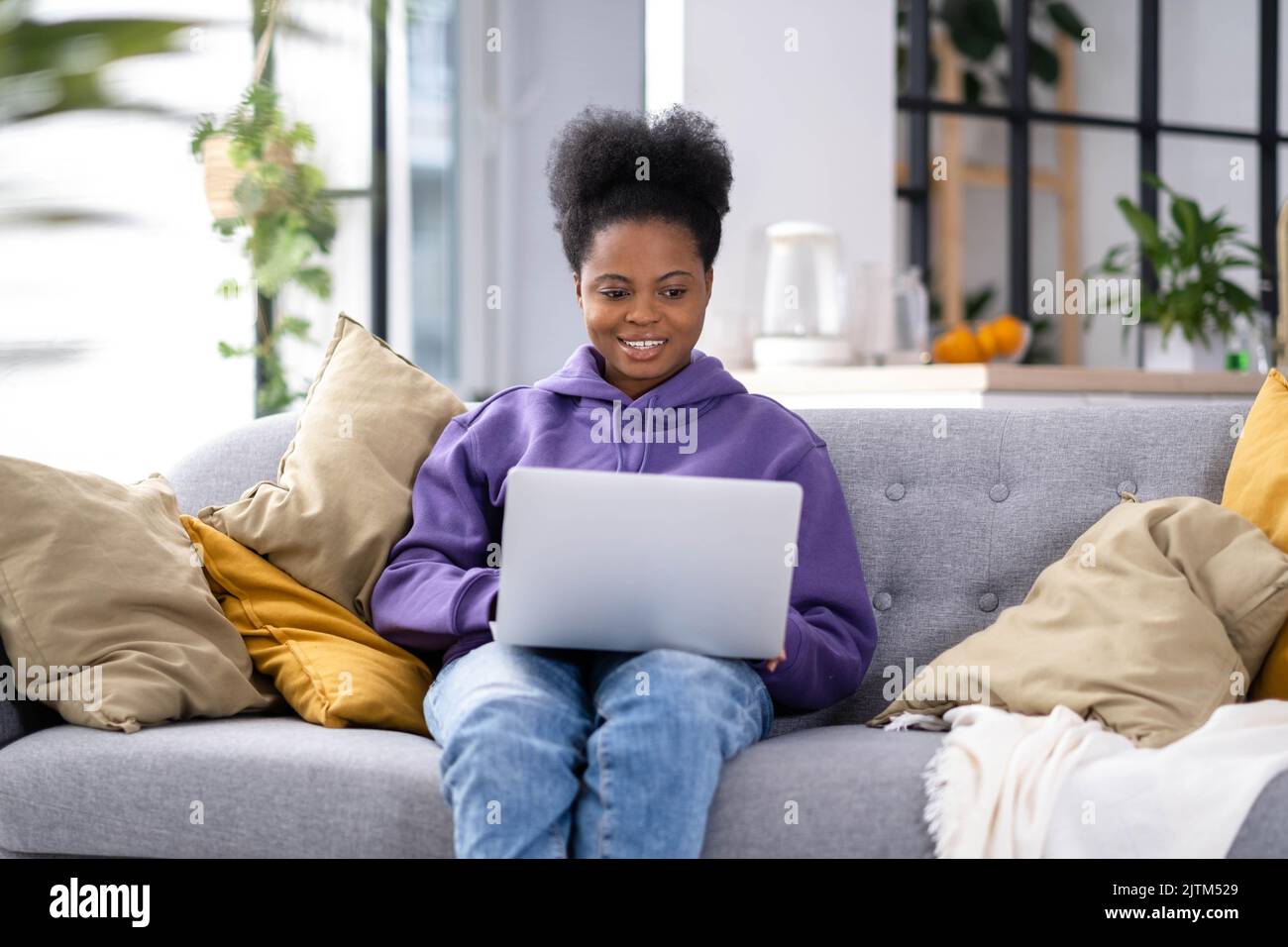 Glücklich attraktive afroamerikanische Mädchen arbeiten Büro arbeiten aus der Ferne von zu Hause Schwarze Frau mit Laptop-Computer Fernunterricht Online-Bildung und Stockfoto