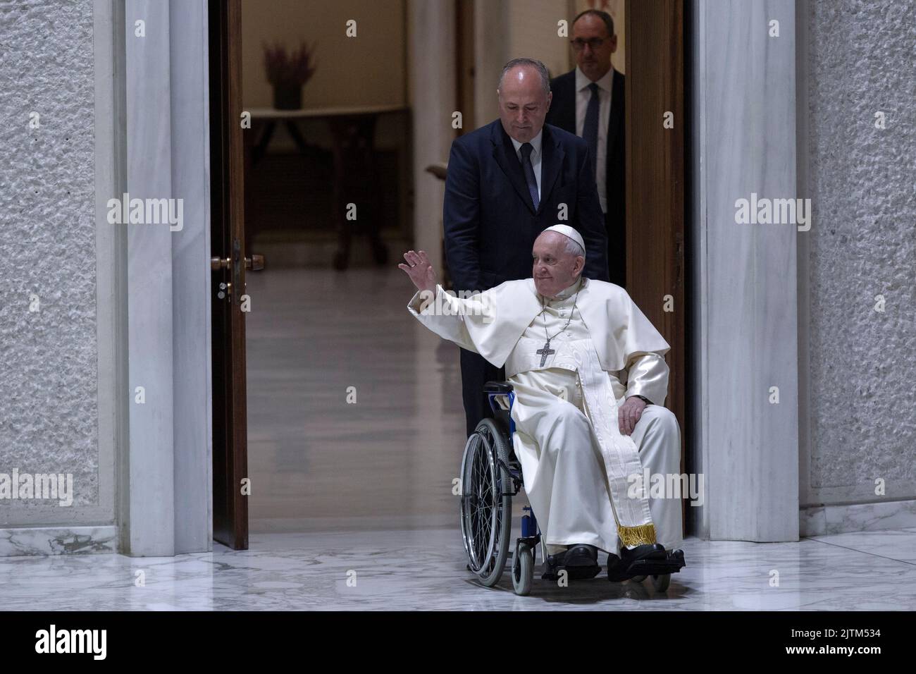 Vatikanstadt, Vatikan, 31. August 2022. Papst Franziskus kommt im Rollstuhl an, um an seiner wöchentlichen Generalaudienz in der Paul VI. Halle teilzunehmen. Quelle: Maria Grazia Picciarella/Alamy Live News Stockfoto