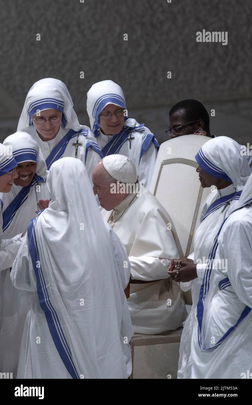 Vatikanstadt, Vatikan, 31. August 2022. Papst Franziskus begrüßt Mitglieder der Missionare von Charityl während seiner wöchentlichen Generalaudienz in der Paul VI. Halle. Quelle: Maria Grazia Picciarella/Alamy Live News Stockfoto