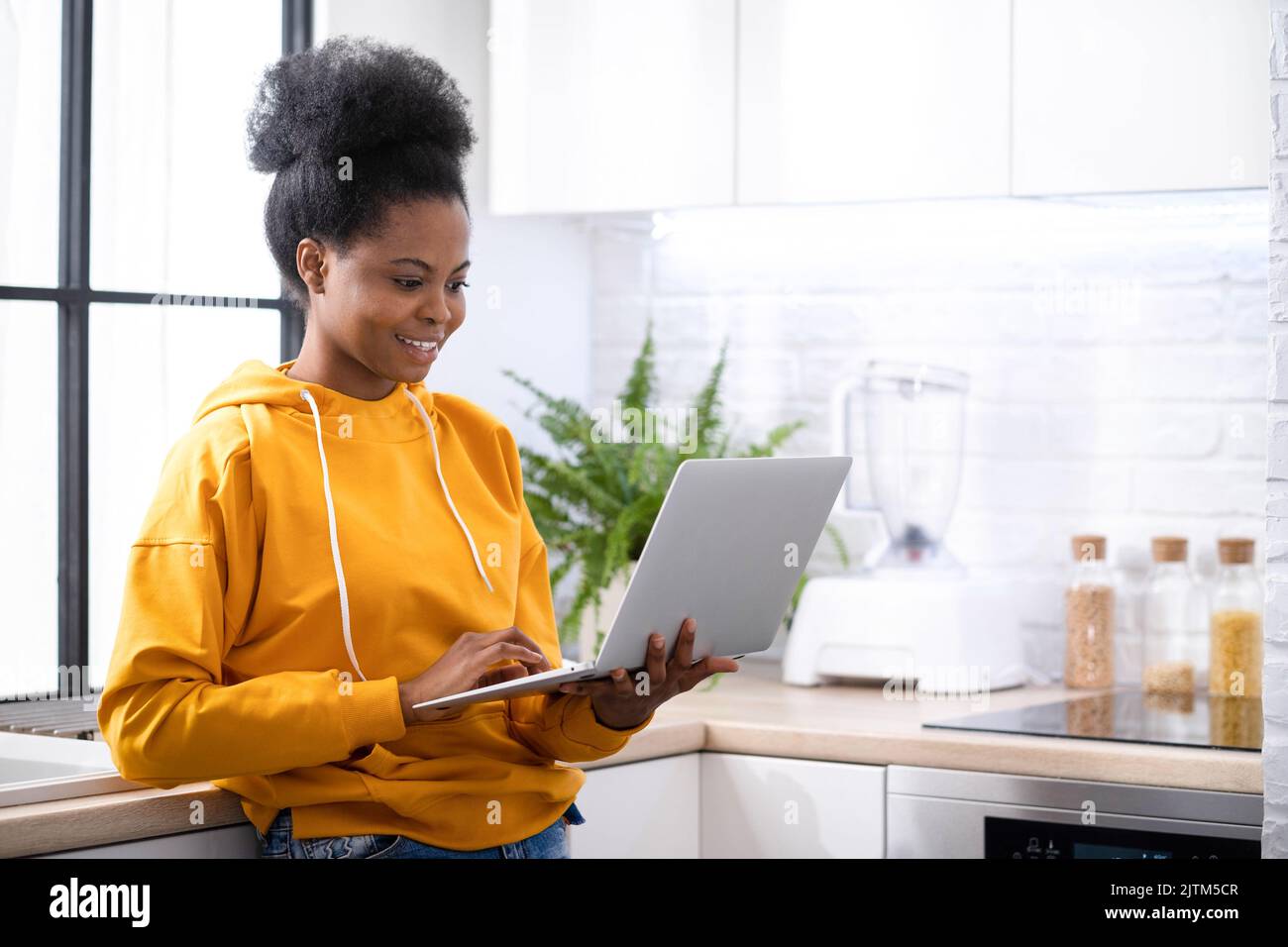 Glücklich attraktive afroamerikanische Mädchen arbeiten Büro arbeiten aus der Ferne von zu Hause Schwarze Frau mit Laptop-Computer Fernunterricht Online-Bildung und Stockfoto