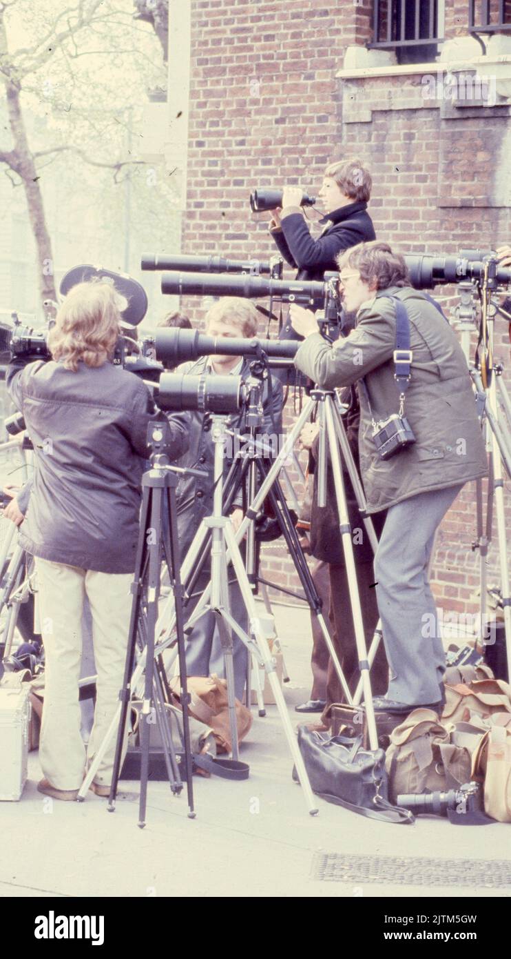 30. April 1980, London, Großbritannien: Zahlreiche Fotografen und Journalisten, die über die Ereignisse der Proteste vor der iranischen Botschaft in London berichtet haben. Vom 30. April bis zum 5. Mai 1980 übernahm eine Gruppe von sechs bewaffneten iranischen Dissidenten, die sich gegen Ayatollah Khomeini, den religiösen Führer, der 1979 an die Macht kam, ausssetzten, die iranische Botschaft am Prince's Gate in South Kensington, London. Die iranische Gruppe nahm 21 Geiseln, von denen zwei getötet wurden. In der Nähe der Belagerungsszene machten Anhänger von Khomeini ihre Ansichten mit einem Protest bekannt. Die dramatische sechstägige Belagerungszeit endete, als die britischen SAS-Elitetruppen zum Einsatz kommen Stockfoto