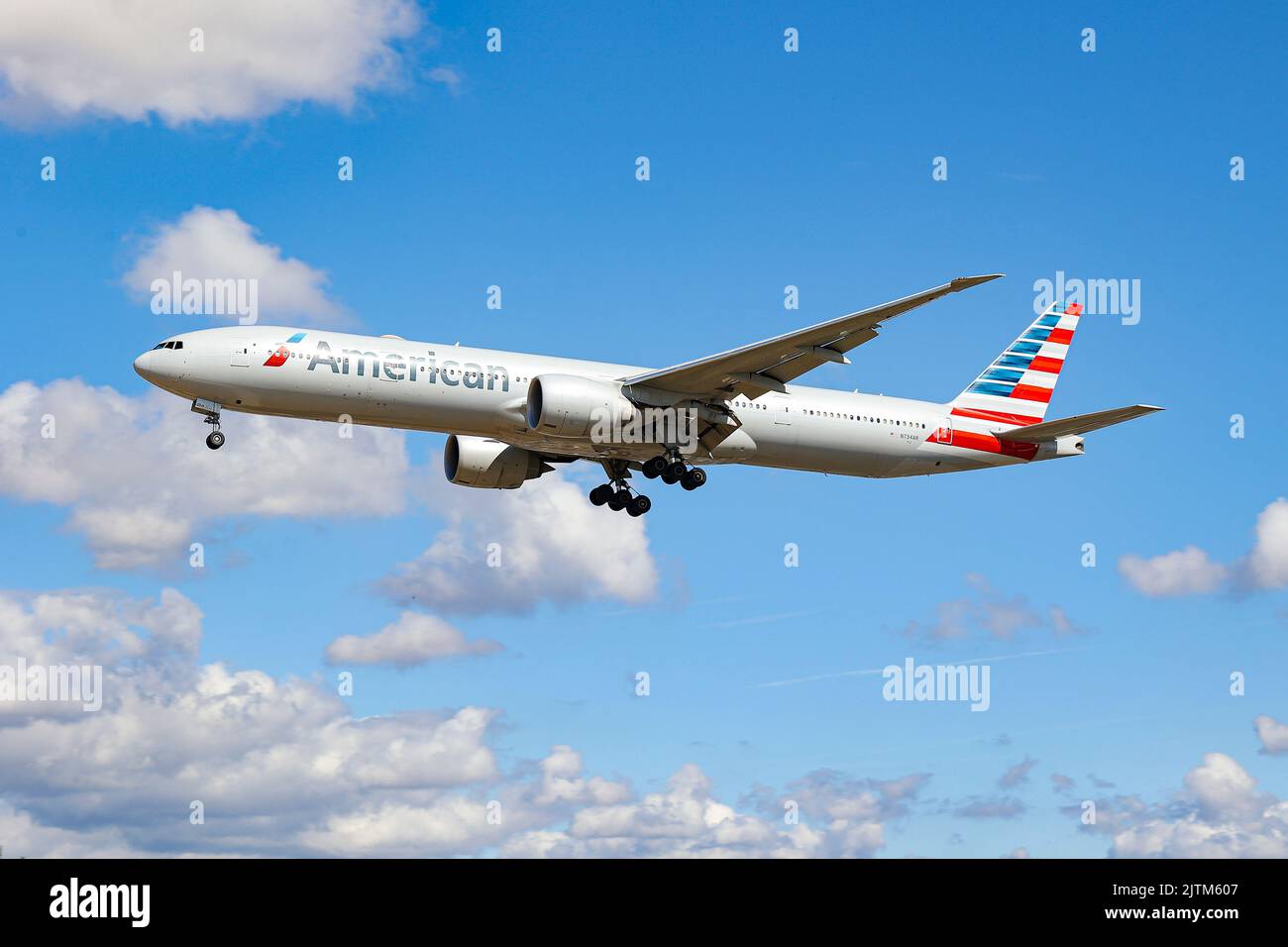 Boeing 777-300ER von American Airlines bei Ankunft am Flughafen London Heathrow. Das Großraumflugzeug Boeing 777 hat die Hecknummer N734AR. American Airlines ist die größte Fluggesellschaft der Welt, gemessen an Flottengröße und Passagieraufkommen. Stockfoto