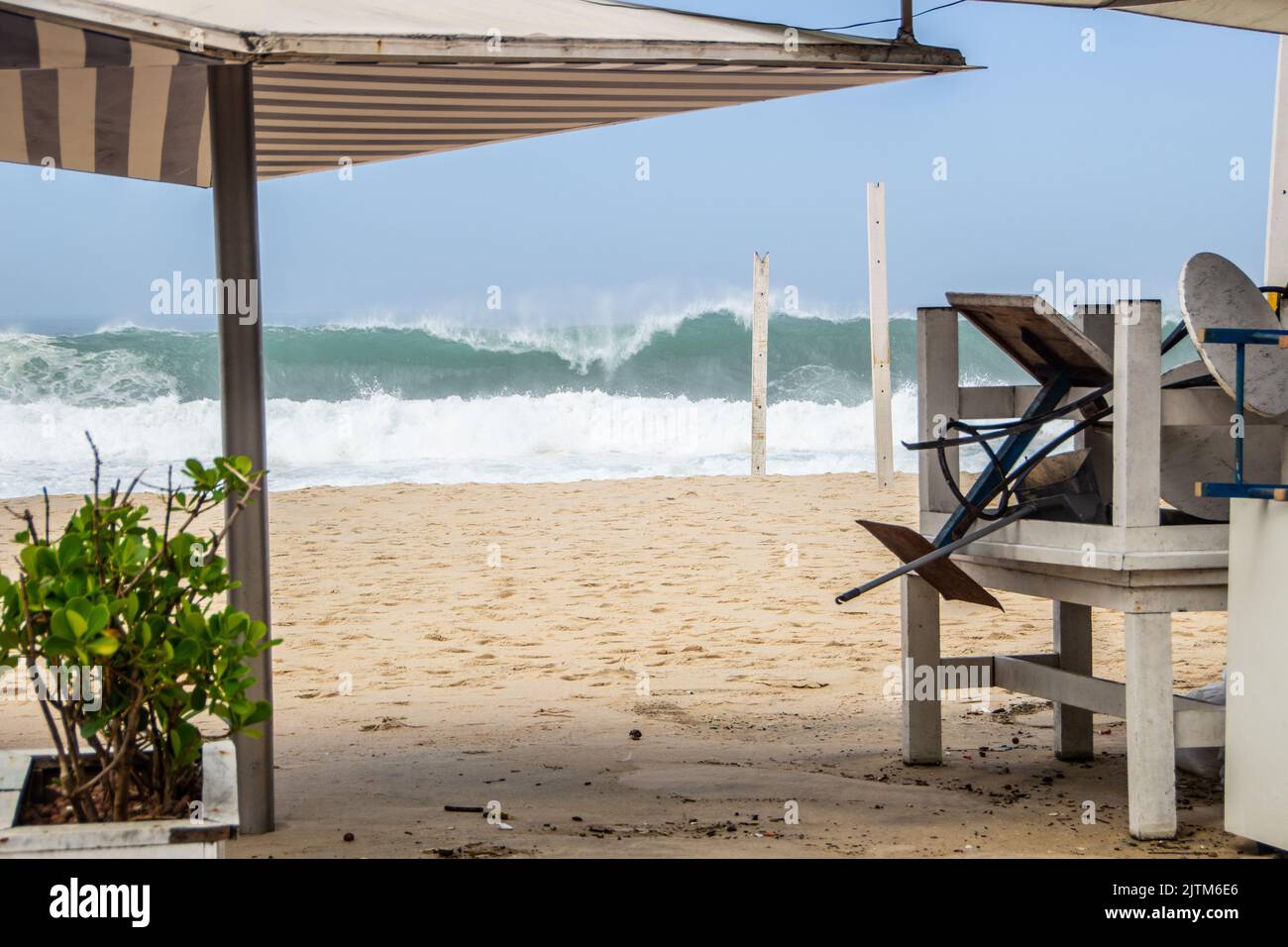 Große Welle bricht am leblon Strand mit dem Aussehen eines Kiosks im Vordergrund in rio de janeiro Brasilien. Stockfoto