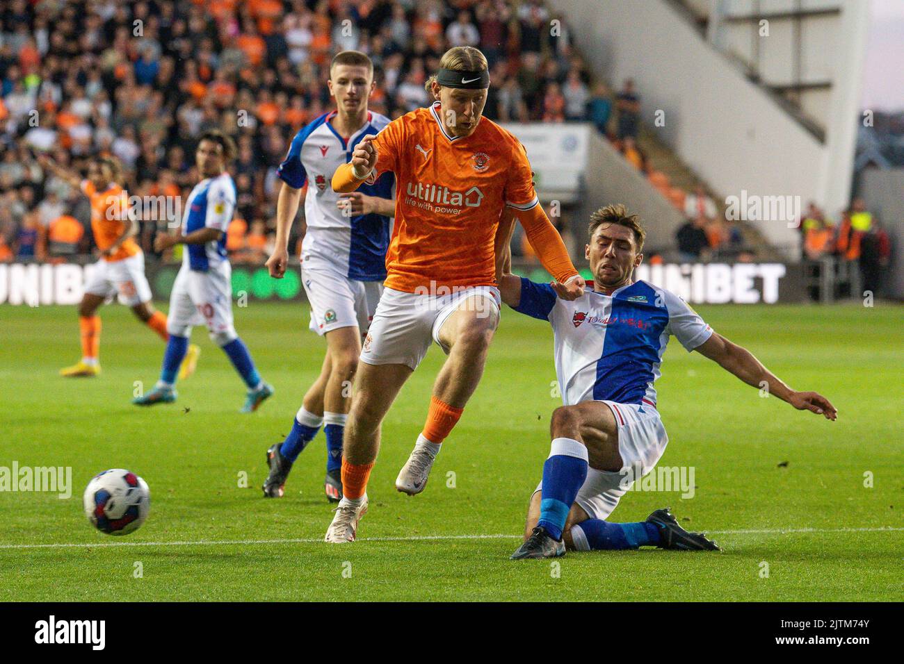 Josh Bowler #11 von Blackpool wird am 8/31/2022 von Harry Pickering #3 von Blackburn Rovers in Angriff genommen. (Foto von Craig Thomas/News Images/Sipa USA) Quelle: SIPA USA/Alamy Live News Stockfoto