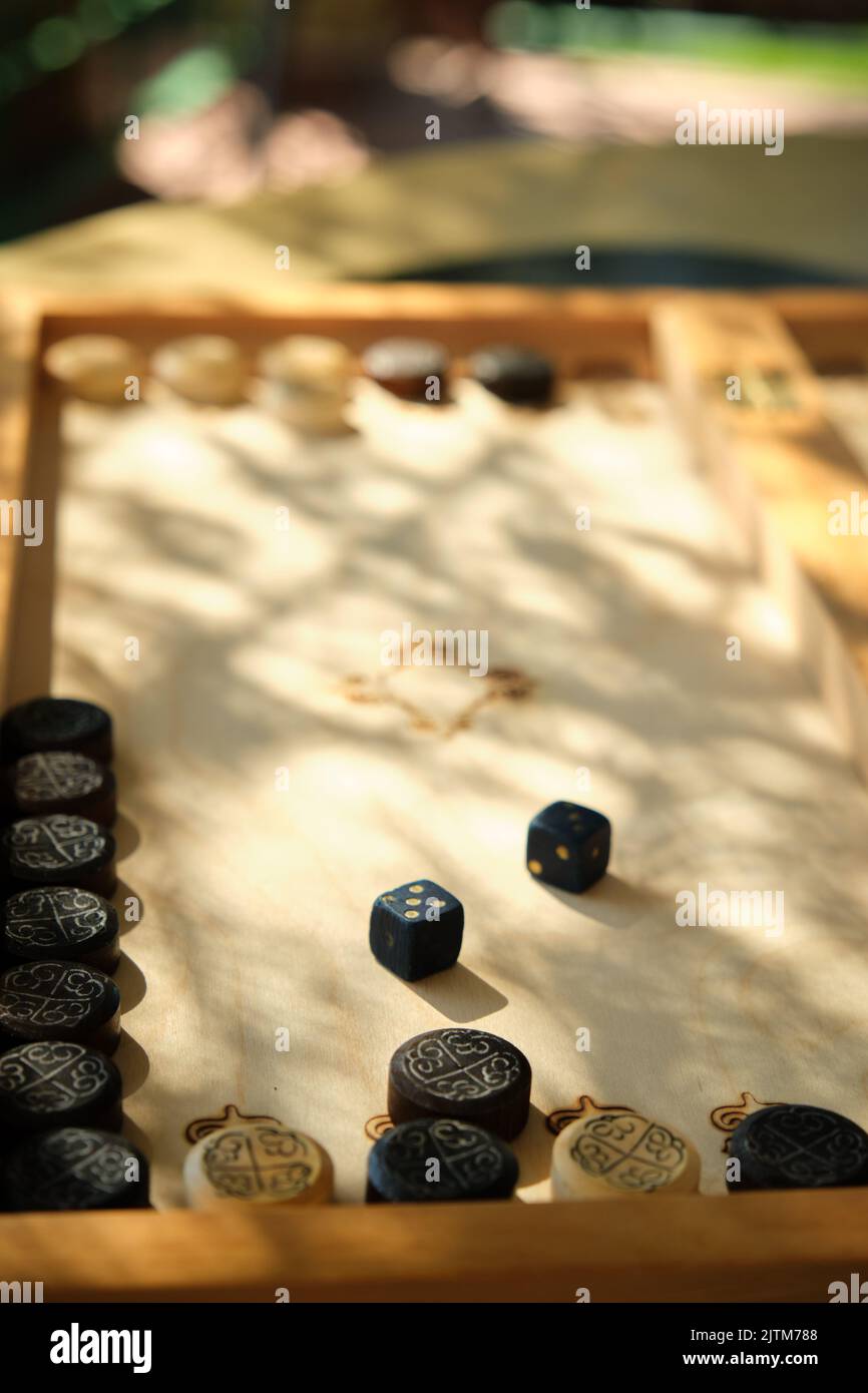 Ein offenes Brett zum Spielen von Backgammon Stockfoto