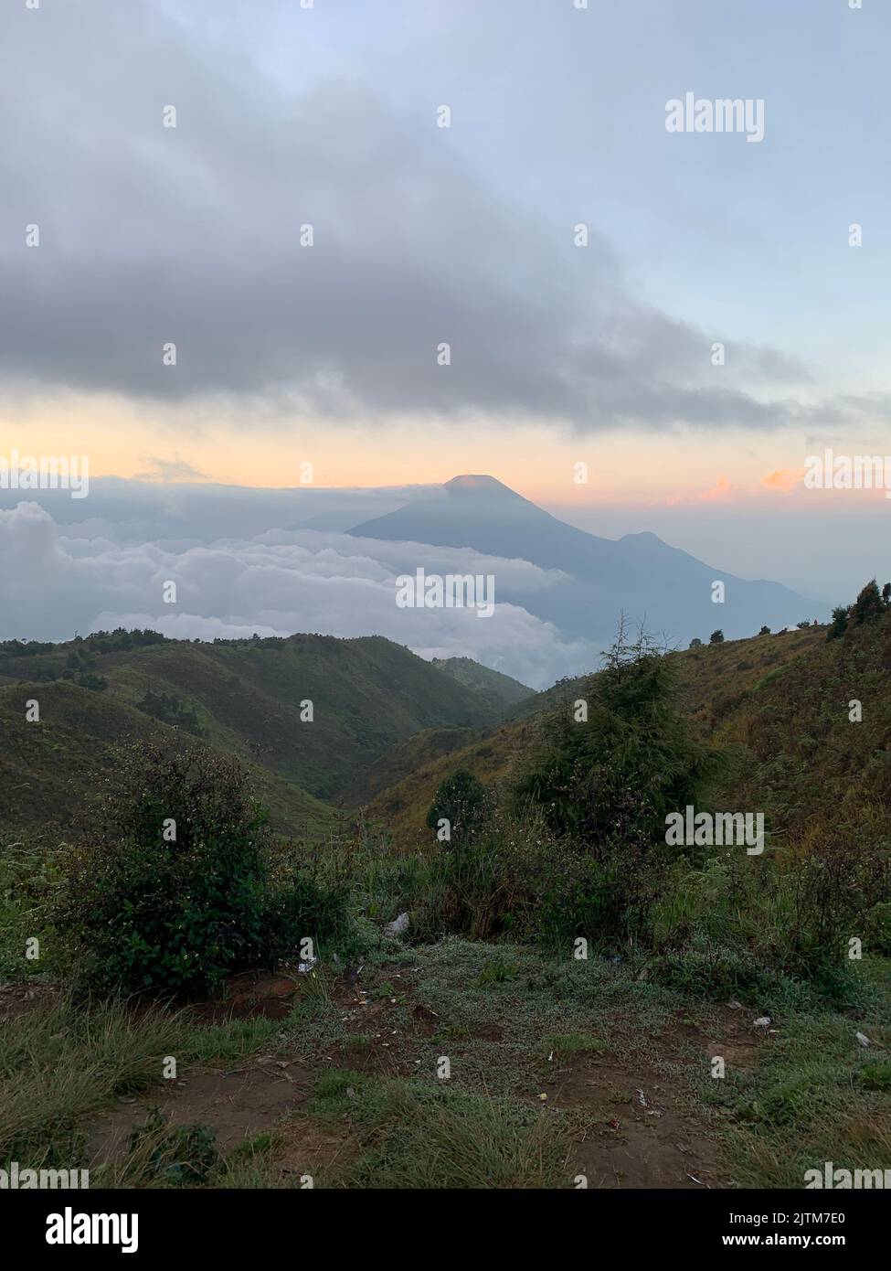 Eine vertikale Ansicht des Prau-Berges mit dem Sindoro und dem Sanitär-Berg im Hintergrund, Indonesien Stockfoto