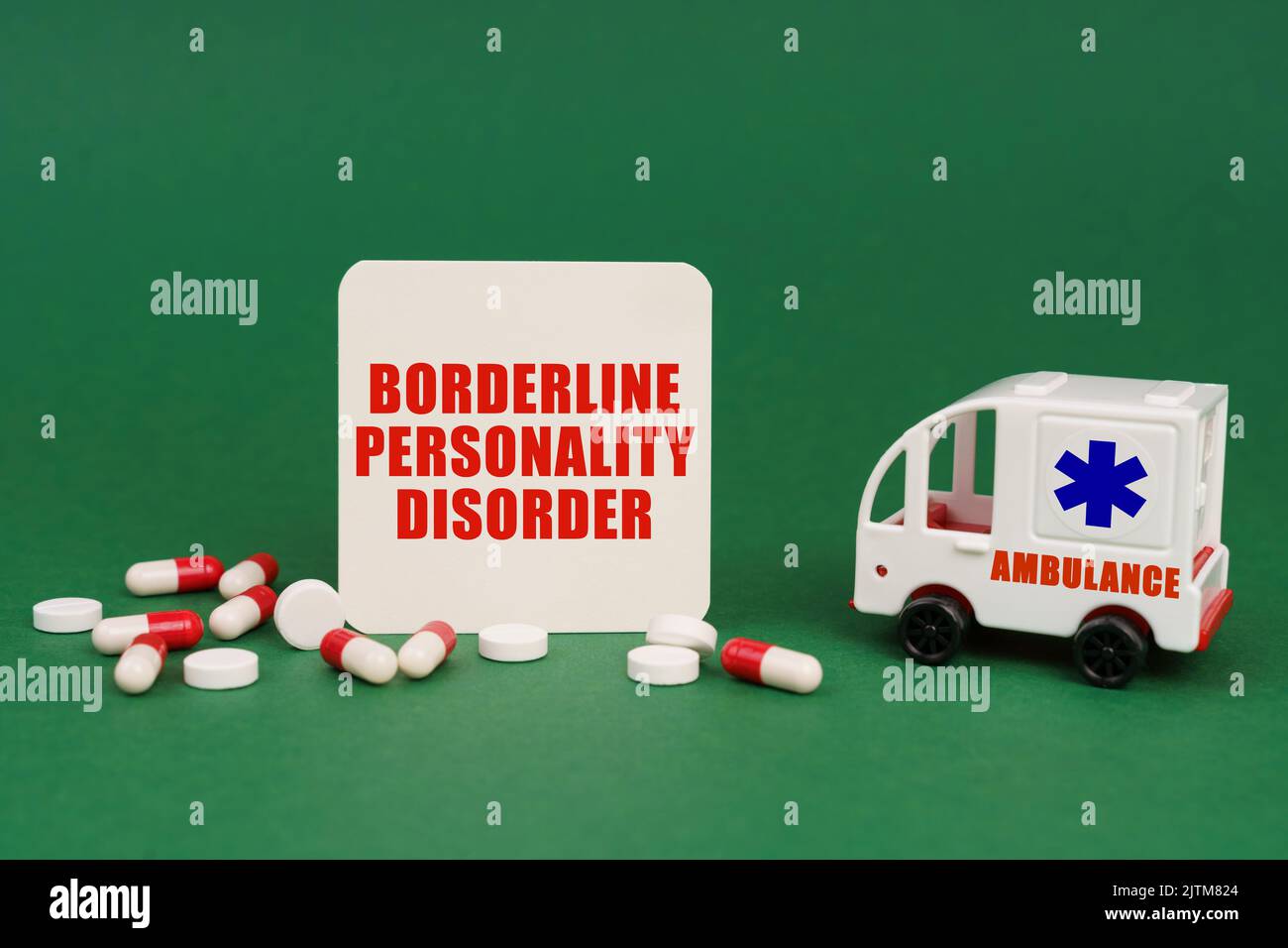 Medizinisches Konzept. Auf einer grünen Oberfläche, einem Krankenwagen, Pillen und einem Schild mit der Aufschrift - Borderline Persönlichkeitsstörung Stockfoto
