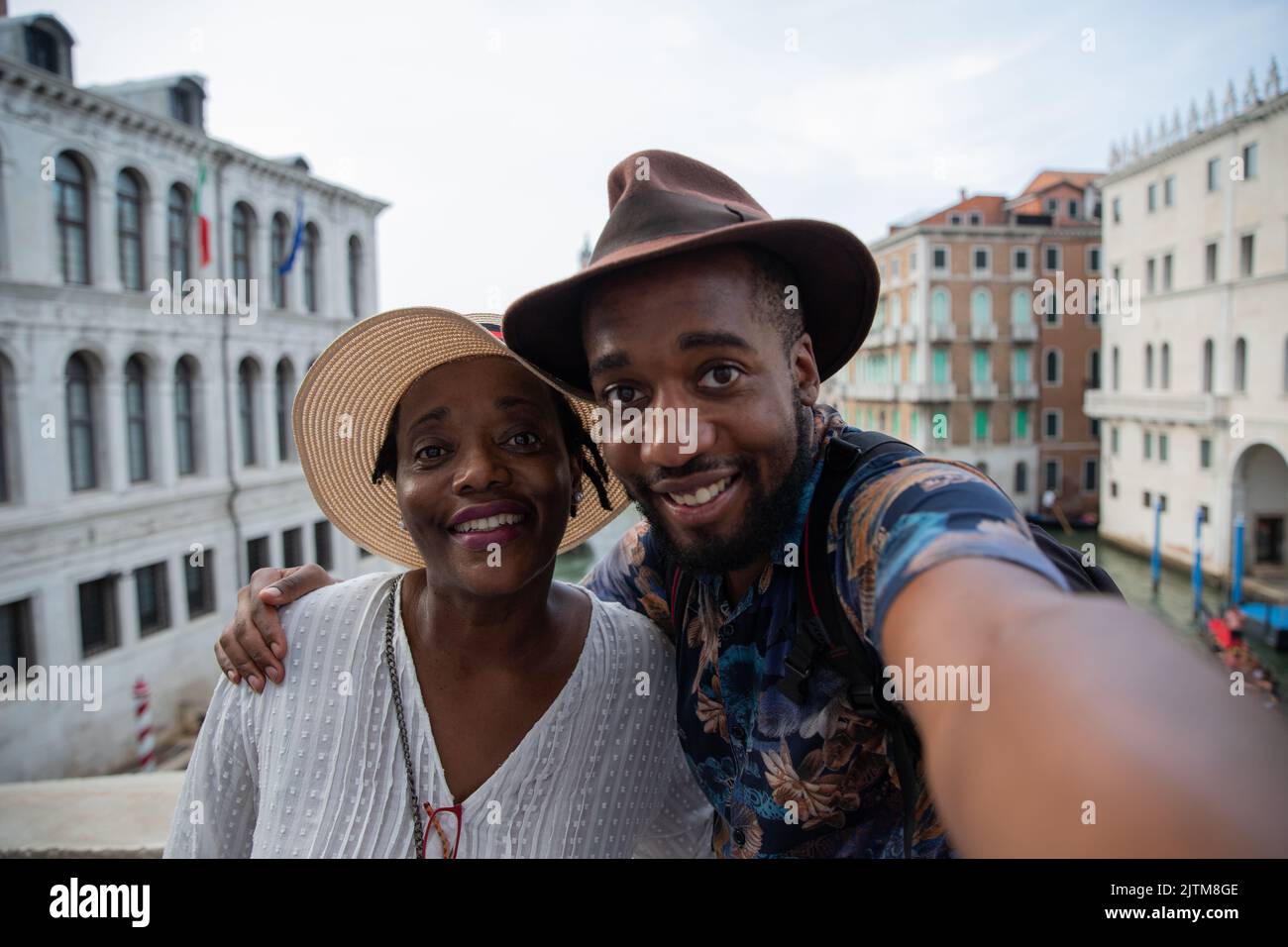 Selfie von zwei Touristen, die Venedig in Italien besuchen, Mutter und Sohn während der Ferien Stockfoto