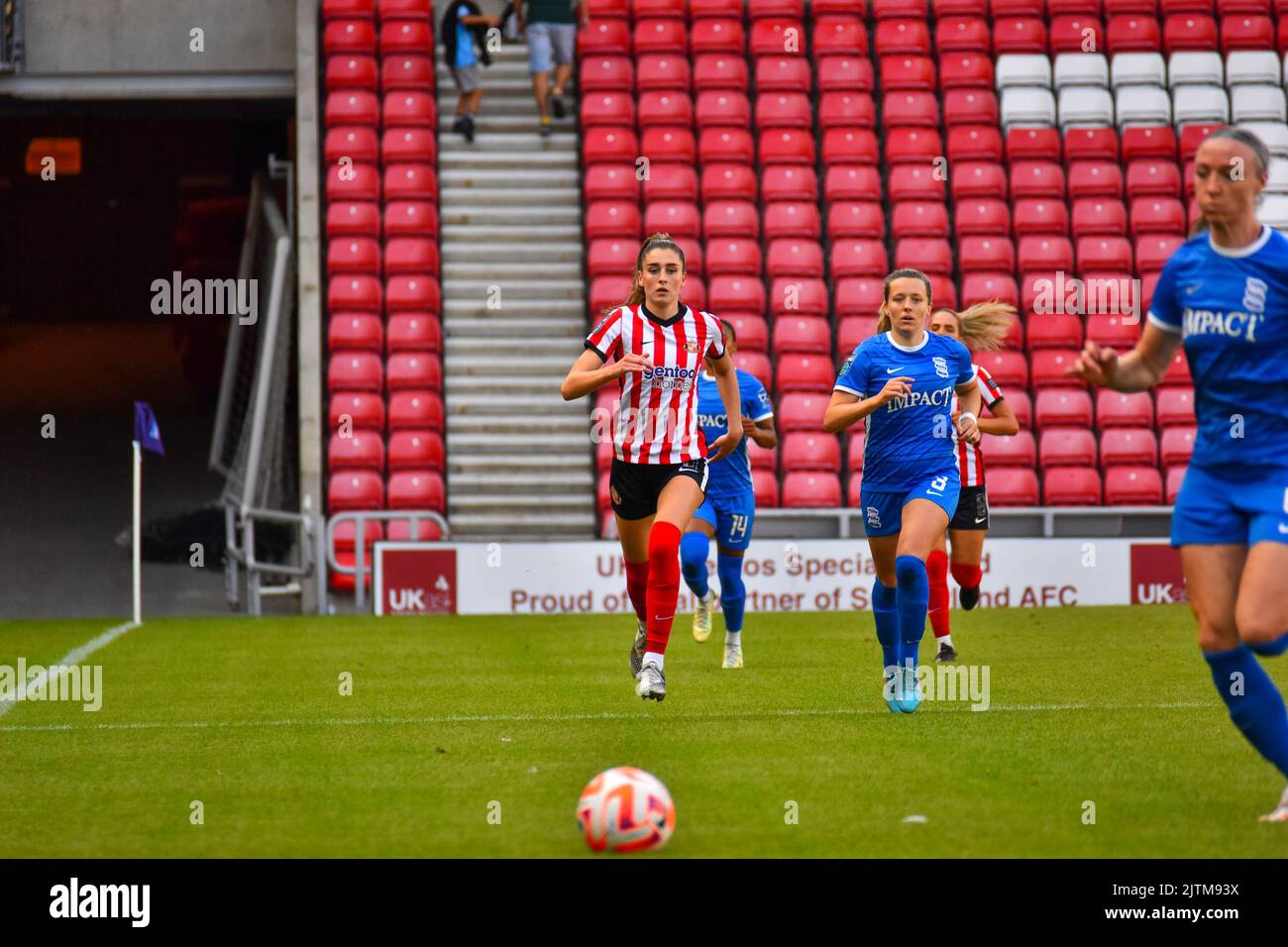 Sunderland Women Forward Emily Scarr (8) schließt den Ball gegen Birmingham City Women. Stockfoto