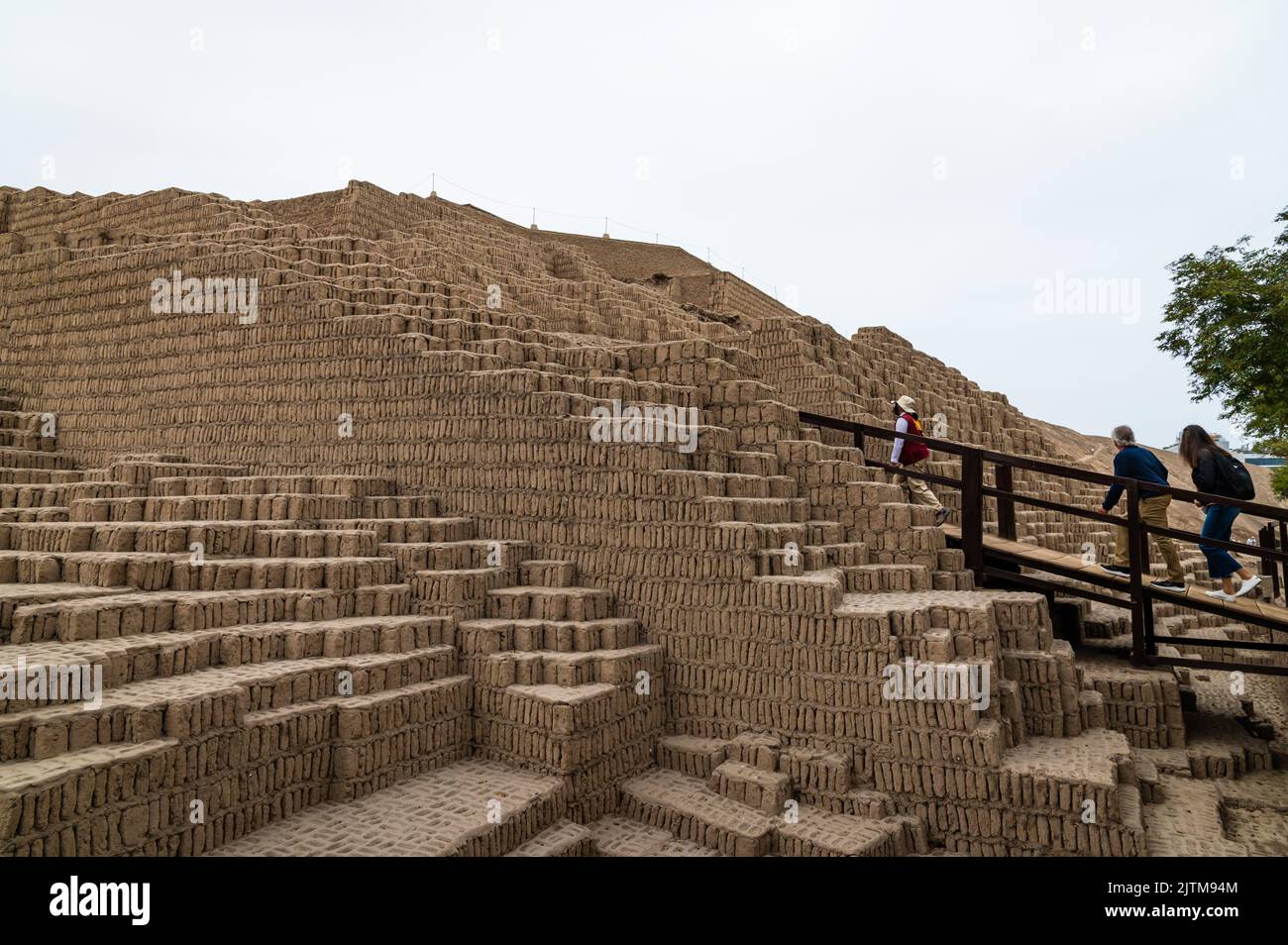 Ein Reiseleiter führt die Touristen die Stufen des Pyramidenabschnitts der historischen Ruinen von Huaca Pucllana hinauf. Der Komplex befindet sich in Miraflores. Stockfoto