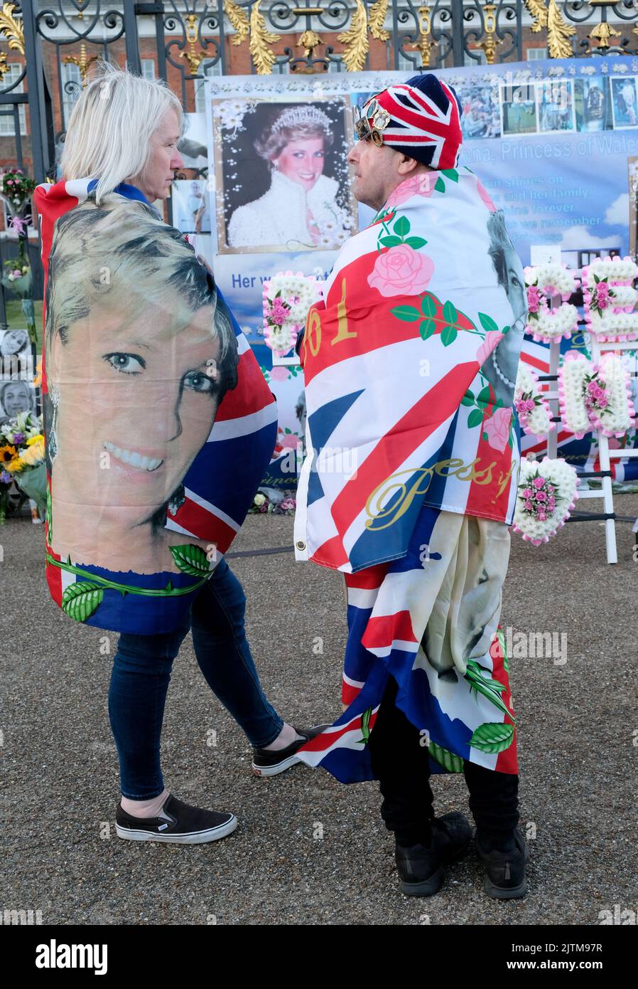 Kensington Palace, London, Großbritannien. 31. August 2022. Königliche Superfans und Unterstützer vor dem Kensington Palace zum 25.. Todestag von Prinzessin Diana. Kredit: Matthew Chattle/Alamy Live Nachrichten Stockfoto