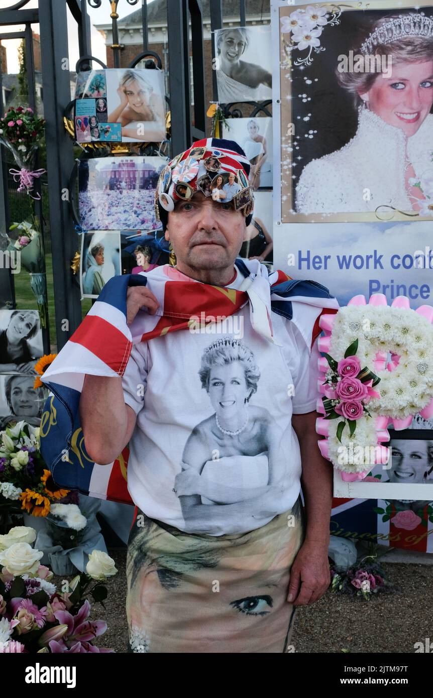 Kensington Palace, London, Großbritannien. 31. August 2022. Königliche Superfans und Unterstützer vor dem Kensington Palace zum 25.. Todestag von Prinzessin Diana. John Loughrey. Kredit: Matthew Chattle/Alamy Live Nachrichten Stockfoto