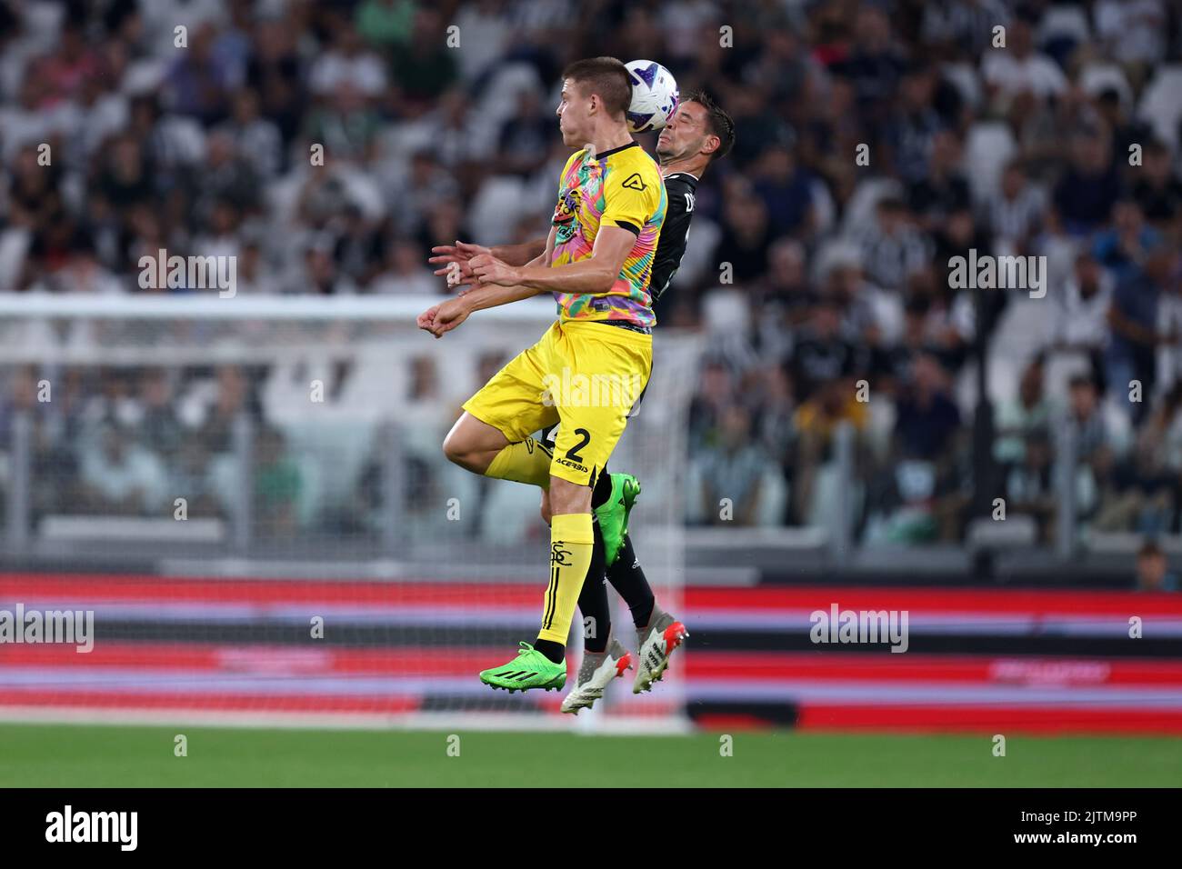 Turin, Italien, 31/08/2022, Emil Holm von Spezia Calcio und Mattia De Sciglio von Juventus FC kämpfen um den Ball während der Serie A Spiel zwischen Juventus FC und Spezia Calcio im Allianz Stadium am 31. August 2022 in Turin, Italien . Stockfoto