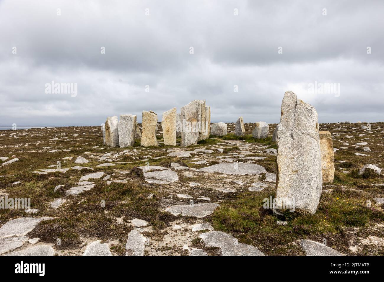 Deirbhile's Twist. Moderne stehende Steinformation des Bildhauers und bildenden Künstlers Michael Bulfin. Mullet Peninsula, County Mayo, Irland. August 2022. Stockfoto