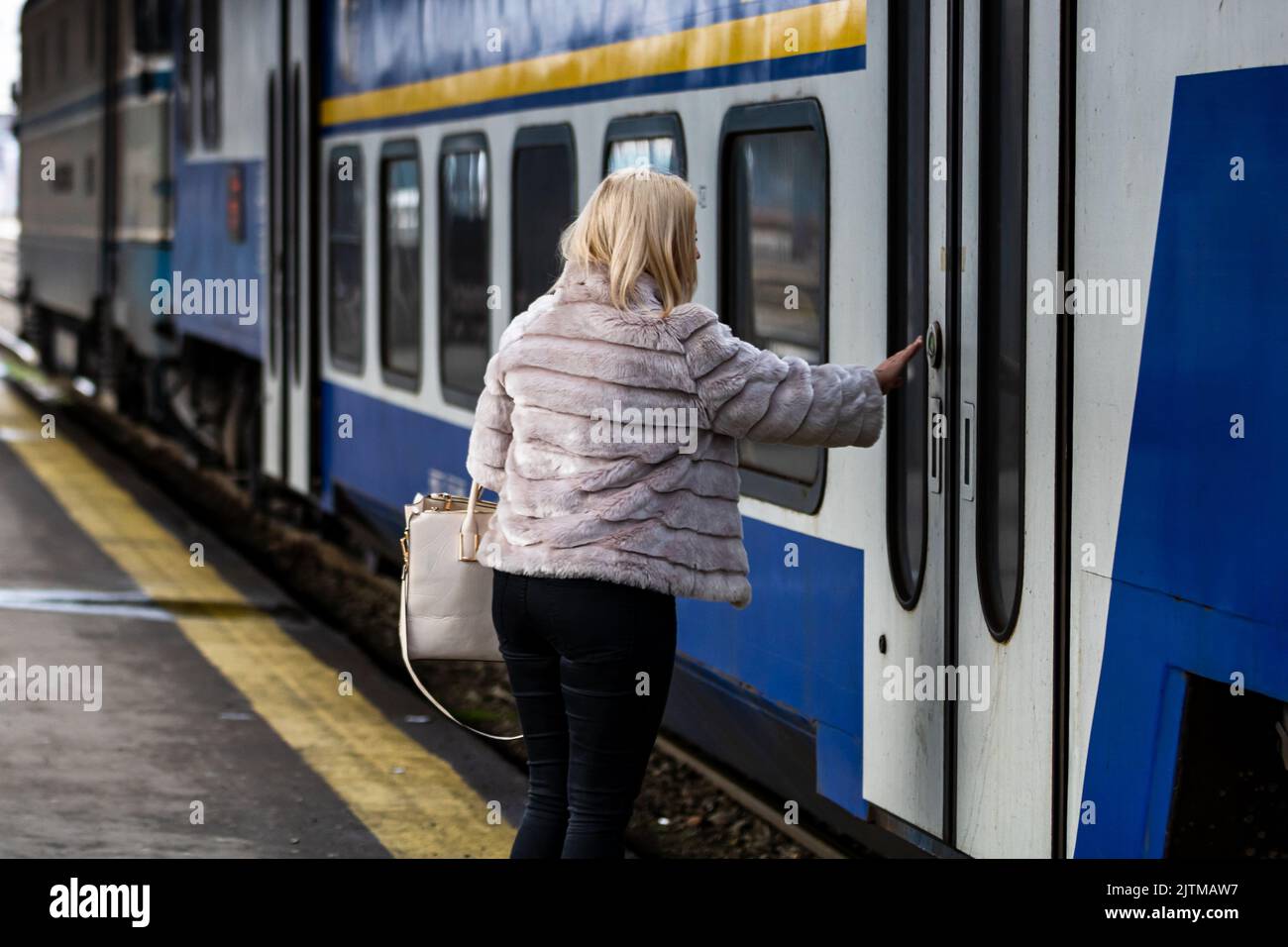 Touristen ziehen Gepäck. Pendler, die am Bahnhofsplatz in Bukarest, Rumänien, 2022 Stockfoto