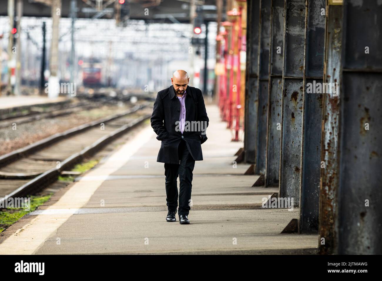 Touristen ziehen Gepäck. Pendler, die am Bahnhofsplatz in Bukarest, Rumänien, 2022 Stockfoto