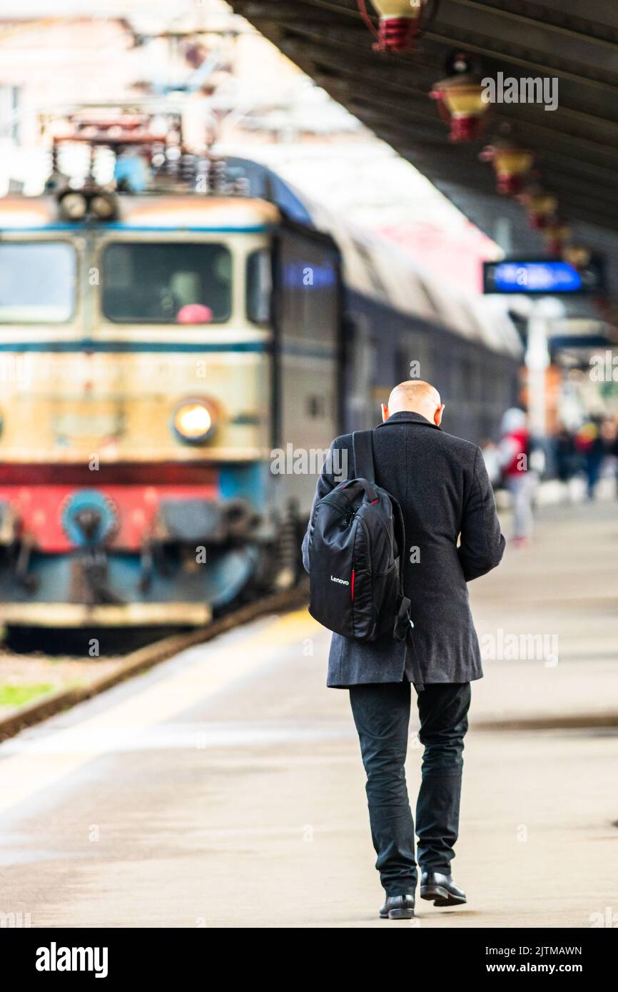 Touristen ziehen Gepäck. Pendler, die am Bahnhofsplatz in Bukarest, Rumänien, 2022 Stockfoto