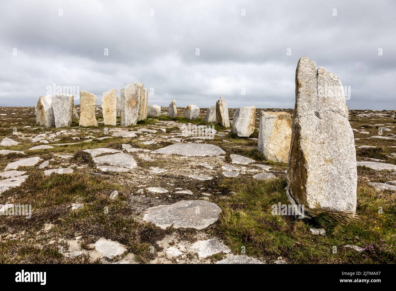 Deirbhile's Twist. Moderne stehende Steinformation des Bildhauers und bildenden Künstlers Michael Bulfin. Mullet Peninsula, County Mayo, Irland. August 2022. Stockfoto