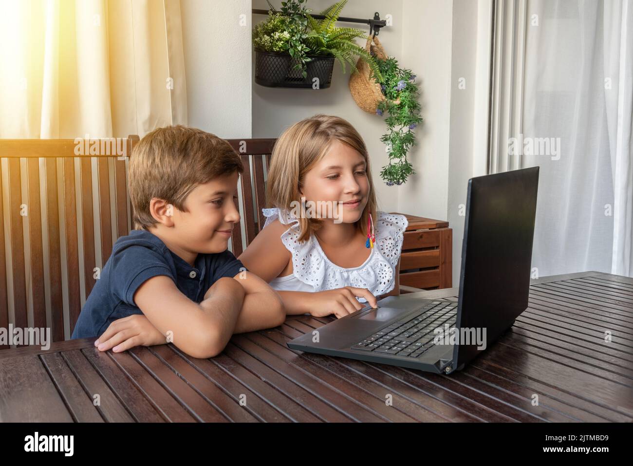 Kinder vor dem Computer surfen im Internet. Der Einsatz neuer Technologien zum Studieren und Lernen Stockfoto