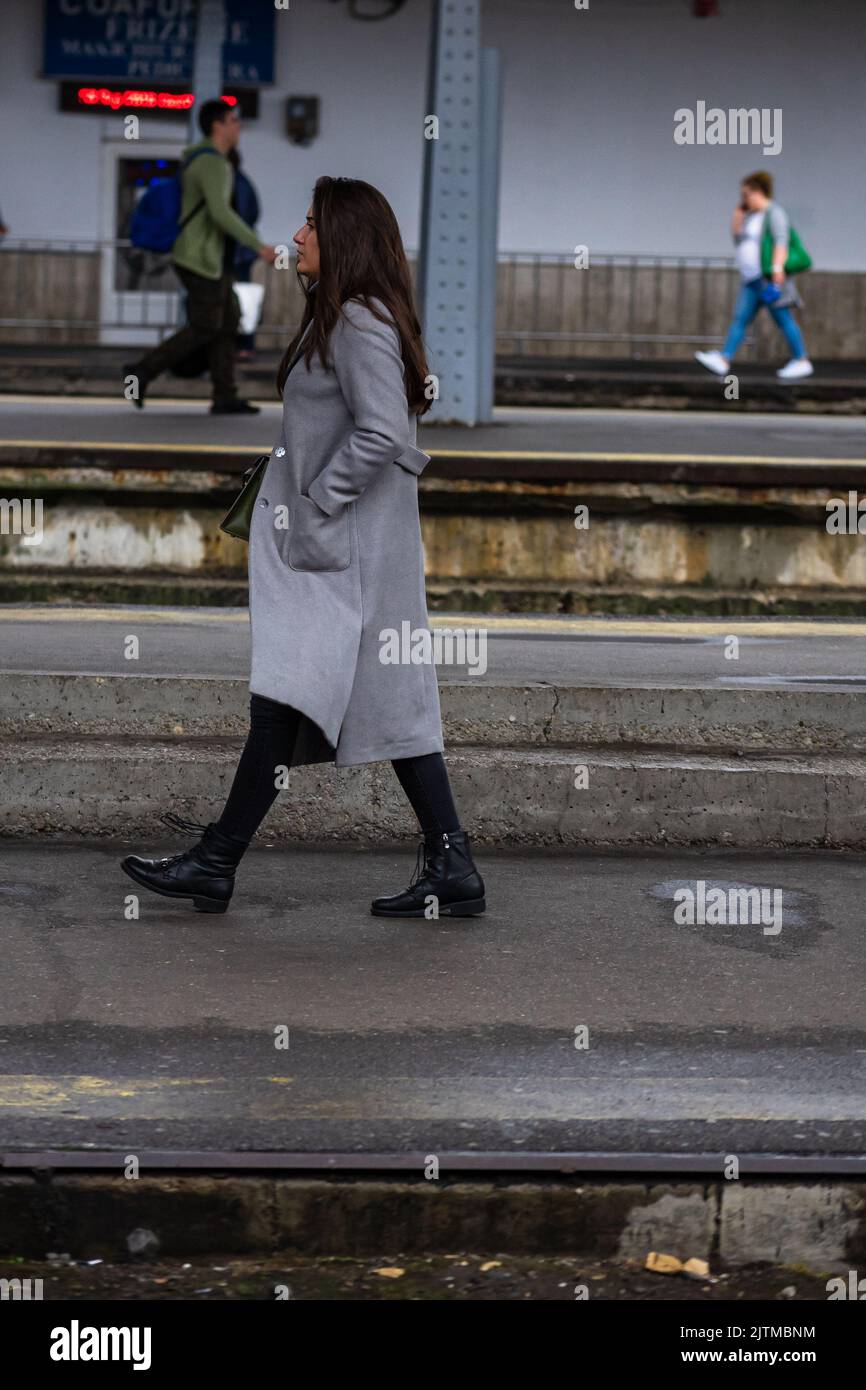 Touristen ziehen Gepäck. Pendler, die am Bahnhofsplatz in Bukarest, Rumänien, 2022 Stockfoto