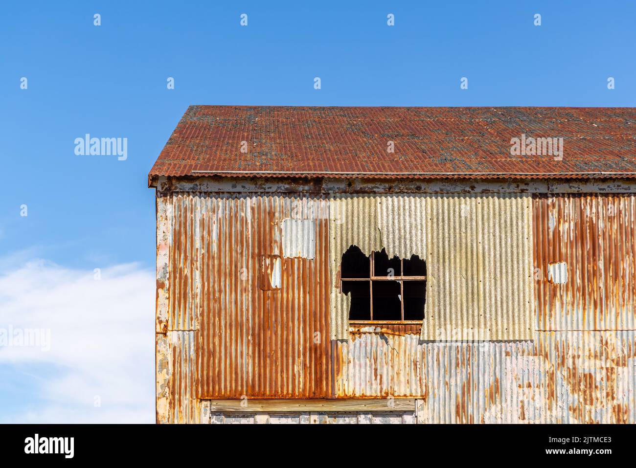 Detailbild eines alten verrosteten Gebäudes bei der Greenport Yacht and Ship Building Company in Greenport, NY Stockfoto
