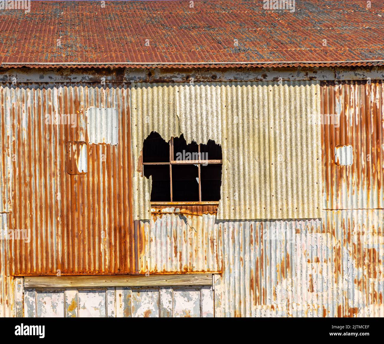 Detailbild eines alten verrosteten Gebäudes bei der Greenport Yacht and Ship Building Company in Greenport, NY Stockfoto