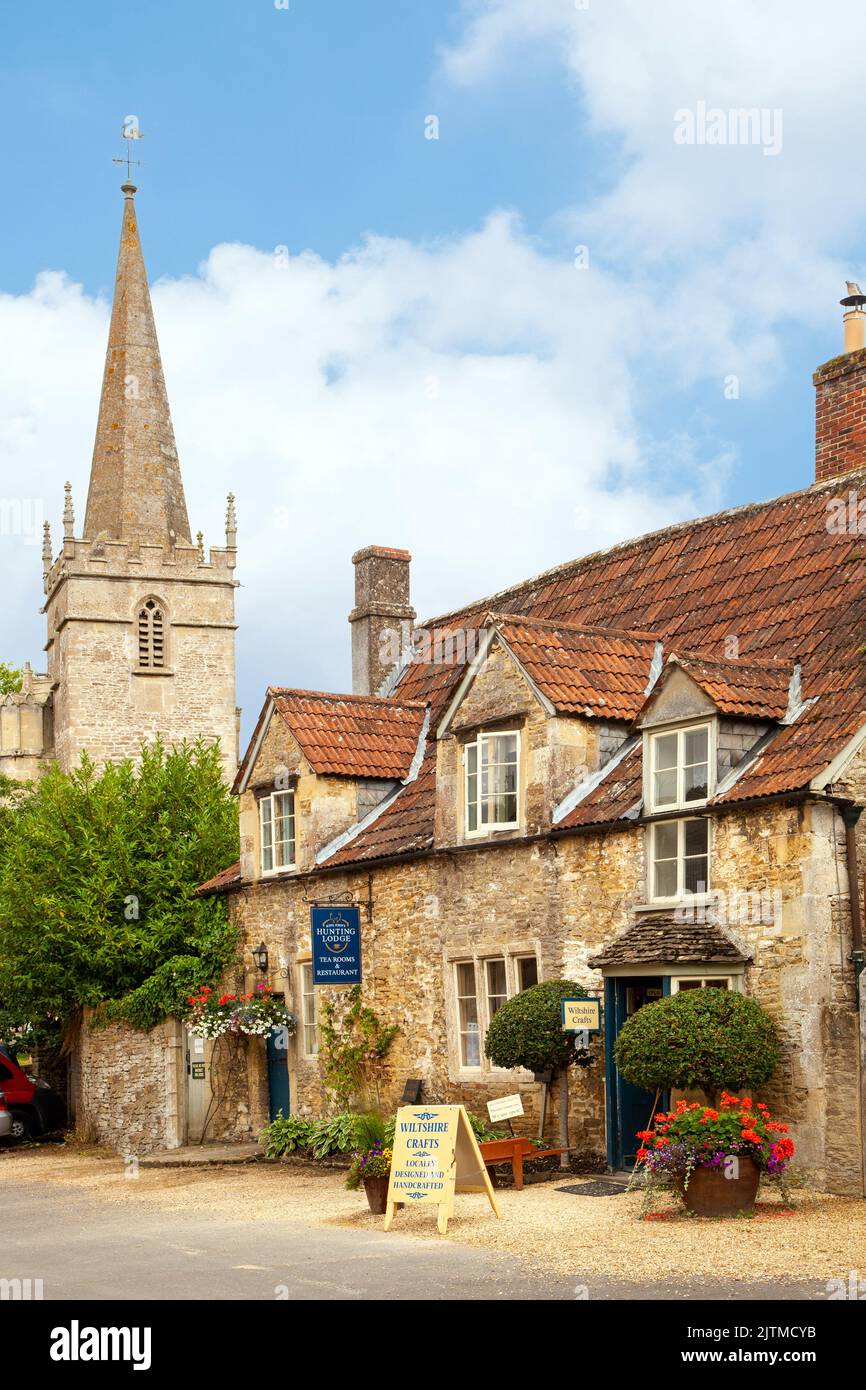 Das Dorf Lacock in Wiltshire ist ein Dorf in der Grafschaft Wiltshire England, das dem nationalen Trust gehört, mit der St. Cyriac's Church Stockfoto