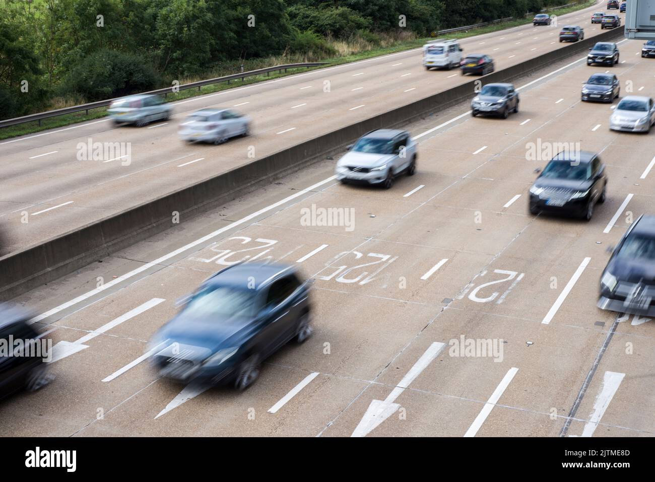 Autos und andere Fahrzeuge, die sich in Hertfordshire im Vereinigten Königreich auf einer britischen Autobahn mit hoher Geschwindigkeit bewegen Stockfoto