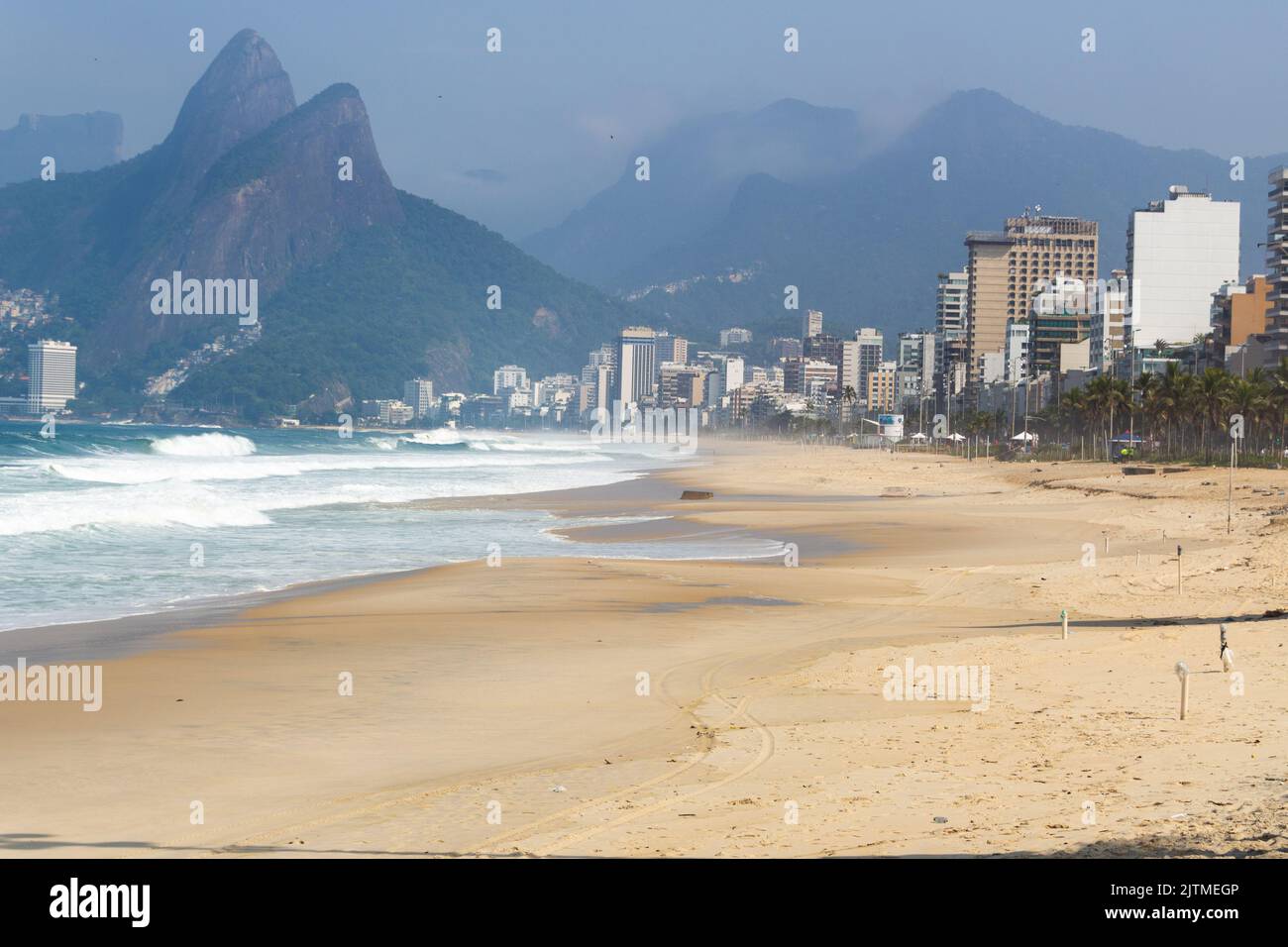 Leerer strand von ipanema während der Quarantäne der Coronavirus-Pandemie in rio de janeiro Brasilien. Stockfoto