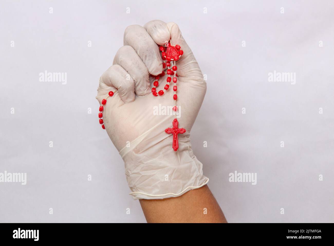 Weiße, mit einem roten dritten Coronavirus beschattet Hände in Brasilien. Stockfoto