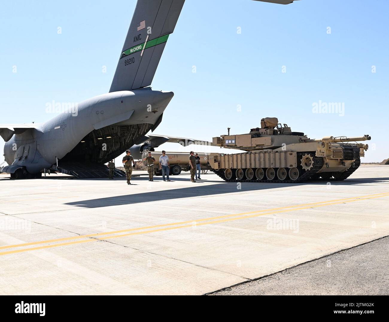 Ein Hauptkampfpanzer M-1/A2 Abrams rollt aus einem C-17 Globemaster III-Flugzeug, das von der 816. Expeditionary Airlift Squadron betrieben wird, 27. August 2022 an einem nicht bekannt gegebenen Ort. Die EAS 816. transportiert Fracht und Personal über den zentralen Verantwortungsbereich der Air Forces. (USA Foto der Air National Guard von Meister Sgt. Michael J. Kelly) Stockfoto