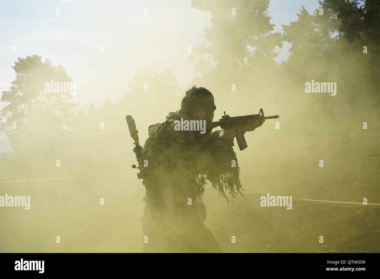 Soldaten nehmen am 6. August 2022 in der Lane 1917 beim European Best Sniper Team Competition auf dem Hohenfels Trainingsgelände Teil. Der jährliche European Best Sniper Team Competition ist ein Wettbewerb der US-Armee in Europa und Afrika, bei dem die Fähigkeiten der Scharfschützenmannschaft, die körperliche Stärke und die geistige Beweglichkeit getestet werden, während Beziehungen aufgebaut und Fähigkeiten zwischen Scharfschützenteams in ganz Europa geteilt werden. (USA Foto der Armee von SPC Zachary Bouvier) Stockfoto