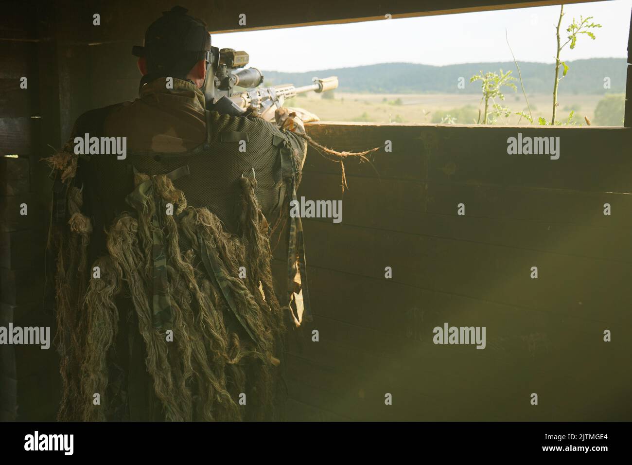 Soldaten nehmen am 5. August 2022 in der Lane 1917 beim European Best Sniper Team Competition auf dem Hohenfels Trainingsgelände Teil. Der jährliche European Best Sniper Team Competition ist ein Wettbewerb der US-Armee in Europa und Afrika, bei dem die Fähigkeiten der Scharfschützenmannschaft, die körperliche Stärke und die geistige Beweglichkeit getestet werden, während Beziehungen aufgebaut und Fähigkeiten zwischen Scharfschützenteams in ganz Europa geteilt werden. (USA Foto der Armee von SPC Zachary Bouvier) Stockfoto