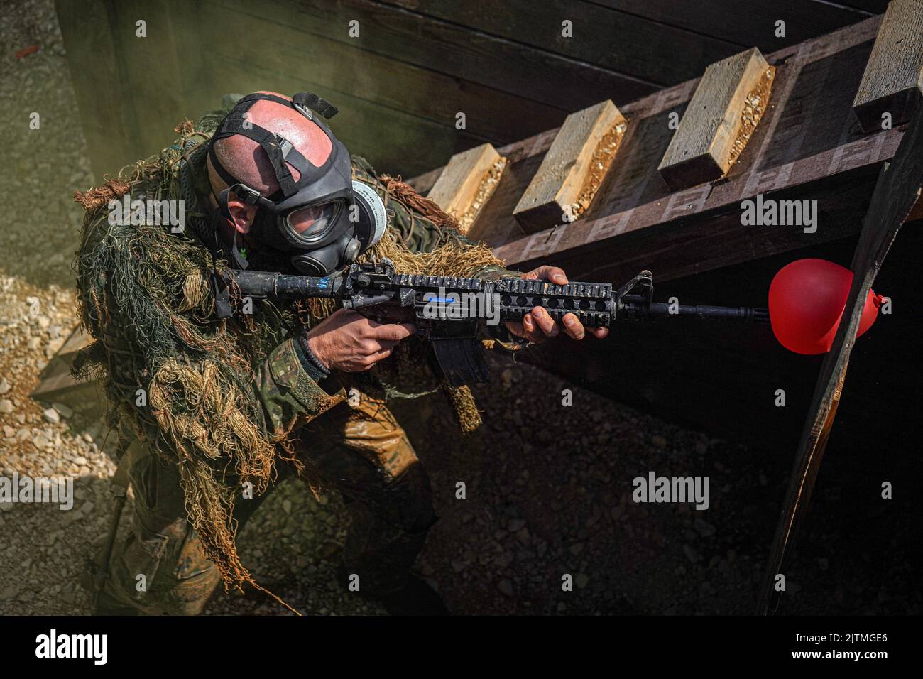 Die Teilnehmer schießen Ziele, im Rahmen der Veranstaltung '1917', während der European Best Sniper Team Competition auf dem Hohenfels Training Area, Deutschland, 6. August 2022. Der jährliche European Best Sniper Team Competition ist ein Wettbewerb der US-Armee in Europa und Afrika, bei dem die Fähigkeiten der Scharfschützenmannschaft, die körperliche Stärke und die geistige Beweglichkeit getestet werden, während Beziehungen entwickelt und Fähigkeiten zwischen Scharfschützenteams in ganz Europa geteilt werden. (USA Army Photo von SPC. Micah Wilson) Stockfoto