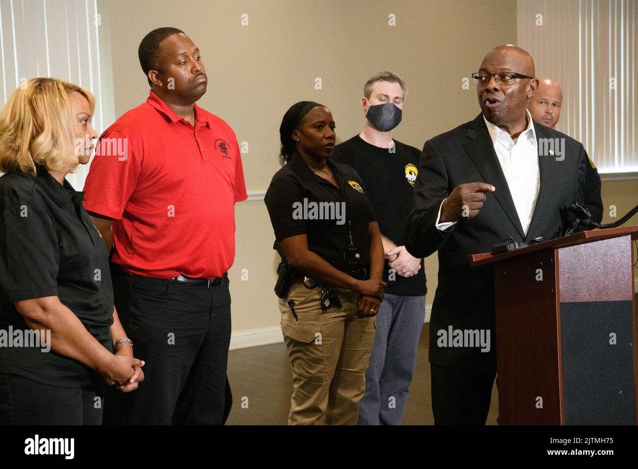 Dallas, Texas, USA. 31. August 2022. Die Dallas Black Police Officers Association (BPOA) und Eddie GarcÃ-A, Chef des Polizeidezernats von Dallas, verurteilten Berichte, dass ein weißer Offizier in der überwiegend schwarzen South Central Division des Departements versuchte, eine rassistische „Challenge Coin“ zu verkaufen, die den 15.. Jahrestag der Gründung dieser Division feierte. Der Verbands- und Polizeichef hielt am Mittwochnachmittag eine Pressekonferenz im BPOA-Hauptquartier ab.die Abteilung gab nicht den Namen des Offiziers bekannt, der das Münzkonzept entworfen hatte, aber Chief GarcÃ-A bestätigte auf einer Pressekonferenz die Offi Stockfoto