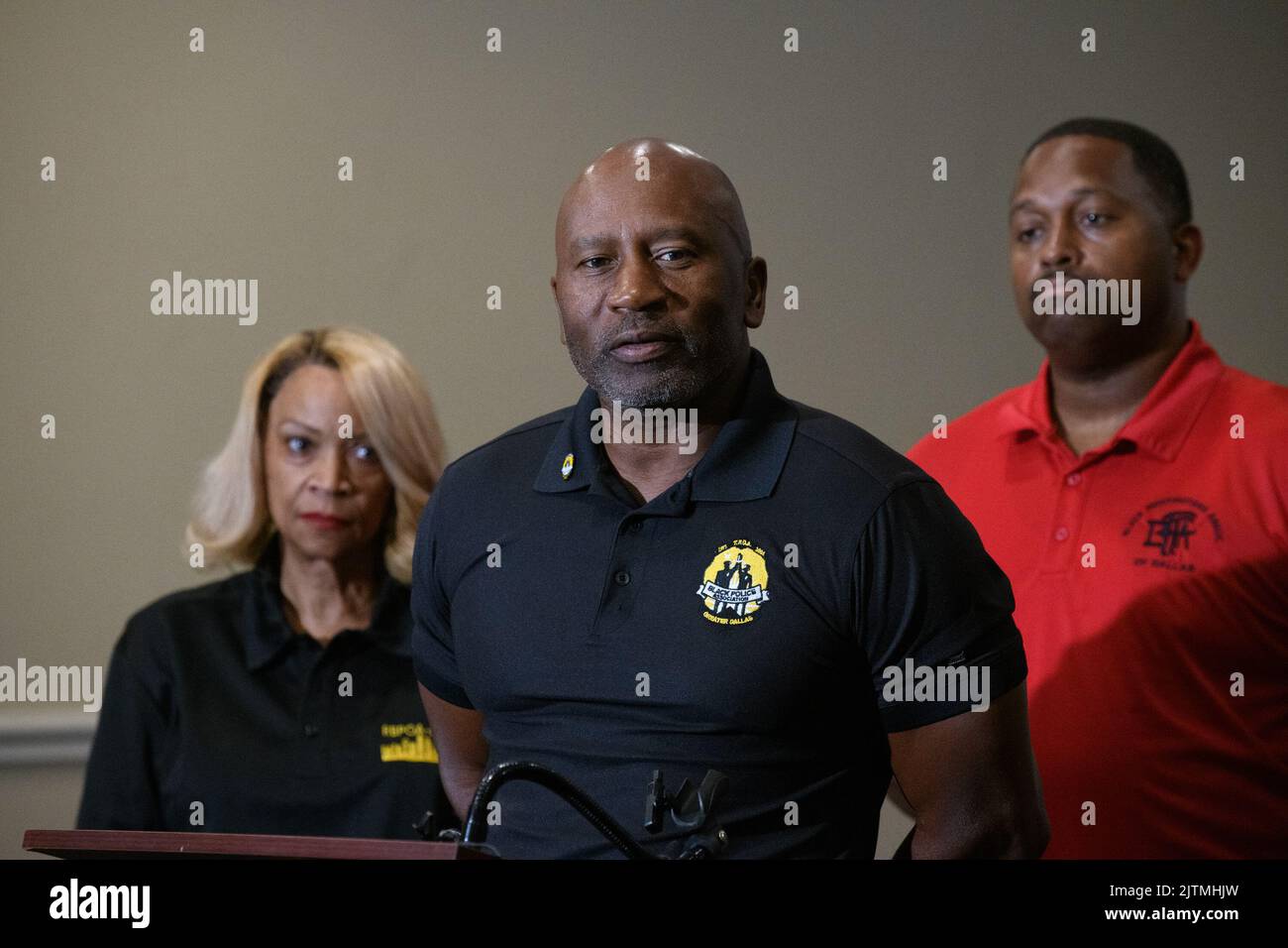 Dallas, Texas, USA. 31. August 2022. Die Dallas Black Police Officers Association (BPOA) und Eddie GarcÃ-A, Chef des Polizeidezernats von Dallas, verurteilten Berichte, dass ein weißer Offizier in der überwiegend schwarzen South Central Division des Departements versuchte, eine rassistische „Challenge Coin“ zu verkaufen, die den 15.. Jahrestag der Gründung dieser Division feierte. Der Verbands- und Polizeichef hielt am Mittwochnachmittag eine Pressekonferenz im BPOA-Hauptquartier ab.die Abteilung gab nicht den Namen des Offiziers bekannt, der das Münzkonzept entworfen hatte, aber Chief GarcÃ-A bestätigte auf einer Pressekonferenz die Offi Stockfoto Dallas, Texas, USA. 31. August 2022. Die Dallas Black Police Officers Association (BPOA) und Eddie GarcÃ-A, Chef des Polizeidezernats von Dallas, verurteilten Berichte, dass ein weißer Offizier in der überwiegend schwarzen South Central Division des Departements versuchte, eine rassistische „Challenge Coin“ zu verkaufen, die den 15.. Jahrestag der Gründung dieser Division feierte. Der Verbands- und Polizeichef hielt am Mittwochnachmittag eine Pressekonferenz im BPOA-Hauptquartier ab.die Abteilung gab nicht den Namen des Offiziers bekannt, der das Münzkonzept entworfen hatte, aber Chief GarcÃ-A bestätigte auf einer Pressekonferenz die Offi Stockfoto