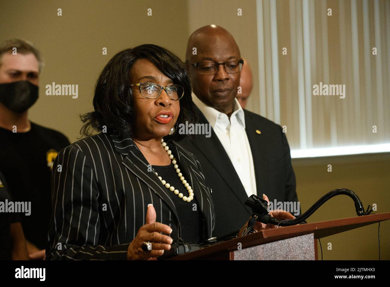 Dallas, Texas, USA. 31. August 2022. Die Dallas Black Police Officers Association (BPOA) und Eddie GarcÃ-A, Chef des Polizeidezernats von Dallas, verurteilten Berichte, dass ein weißer Offizier in der überwiegend schwarzen South Central Division des Departements versuchte, eine rassistische „Challenge Coin“ zu verkaufen, die den 15.. Jahrestag der Gründung dieser Division feierte. Der Verbands- und Polizeichef hielt am Mittwochnachmittag eine Pressekonferenz im BPOA-Hauptquartier ab.die Abteilung gab nicht den Namen des Offiziers bekannt, der das Münzkonzept entworfen hatte, aber Chief GarcÃ-A bestätigte auf einer Pressekonferenz die Offi Stockfoto Dallas, Texas, USA. 31. August 2022. Die Dallas Black Police Officers Association (BPOA) und Eddie GarcÃ-A, Chef des Polizeidezernats von Dallas, verurteilten Berichte, dass ein weißer Offizier in der überwiegend schwarzen South Central Division des Departements versuchte, eine rassistische „Challenge Coin“ zu verkaufen, die den 15.. Jahrestag der Gründung dieser Division feierte. Der Verbands- und Polizeichef hielt am Mittwochnachmittag eine Pressekonferenz im BPOA-Hauptquartier ab.die Abteilung gab nicht den Namen des Offiziers bekannt, der das Münzkonzept entworfen hatte, aber Chief GarcÃ-A bestätigte auf einer Pressekonferenz die Offi Stockfoto