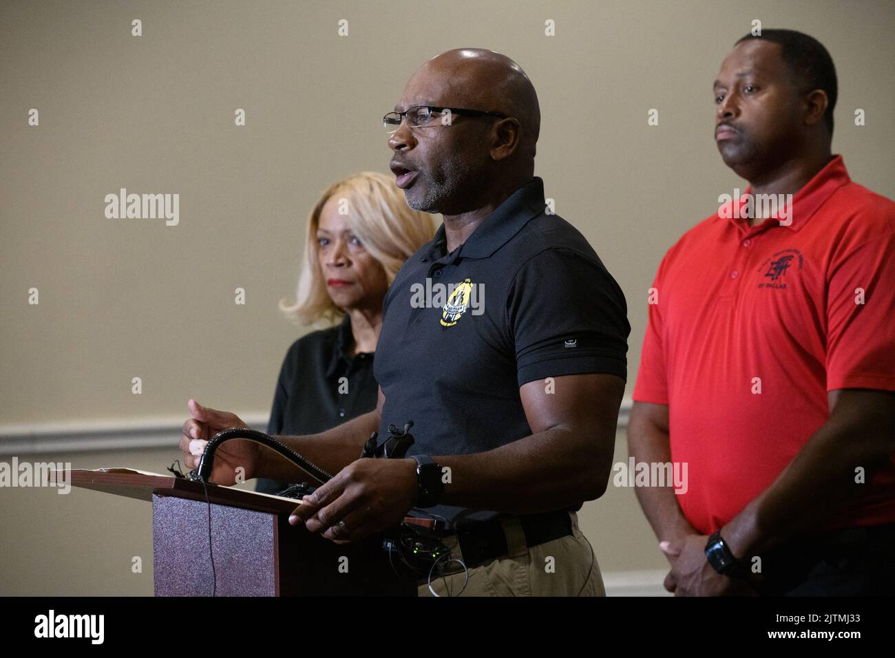 Dallas, Texas, USA. 31. August 2022. Die Dallas Black Police Officers Association (BPOA) und Eddie GarcÃ-A, Chef des Polizeidezernats von Dallas, verurteilten Berichte, dass ein weißer Offizier in der überwiegend schwarzen South Central Division des Departements versuchte, eine rassistische „Challenge Coin“ zu verkaufen, die den 15.. Jahrestag der Gründung dieser Division feierte. Der Verbands- und Polizeichef hielt am Mittwochnachmittag eine Pressekonferenz im BPOA-Hauptquartier ab.die Abteilung gab nicht den Namen des Offiziers bekannt, der das Münzkonzept entworfen hatte, aber Chief GarcÃ-A bestätigte auf einer Pressekonferenz die Offi Stockfoto Dallas, Texas, USA. 31. August 2022. Die Dallas Black Police Officers Association (BPOA) und Eddie GarcÃ-A, Chef des Polizeidezernats von Dallas, verurteilten Berichte, dass ein weißer Offizier in der überwiegend schwarzen South Central Division des Departements versuchte, eine rassistische „Challenge Coin“ zu verkaufen, die den 15.. Jahrestag der Gründung dieser Division feierte. Der Verbands- und Polizeichef hielt am Mittwochnachmittag eine Pressekonferenz im BPOA-Hauptquartier ab.die Abteilung gab nicht den Namen des Offiziers bekannt, der das Münzkonzept entworfen hatte, aber Chief GarcÃ-A bestätigte auf einer Pressekonferenz die Offi Stockfoto