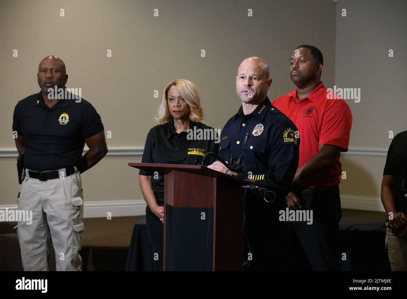 Dallas, Texas, USA. 31. August 2022. Die Dallas Black Police Officers Association (BPOA) und Eddie GarcÃ-A, Chef des Polizeidezernats von Dallas, verurteilten Berichte, dass ein weißer Offizier in der überwiegend schwarzen South Central Division des Departements versuchte, eine rassistische „Challenge Coin“ zu verkaufen, die den 15.. Jahrestag der Gründung dieser Division feierte. Der Verbands- und Polizeichef hielt am Mittwochnachmittag eine Pressekonferenz im BPOA-Hauptquartier ab.die Abteilung gab nicht den Namen des Offiziers bekannt, der das Münzkonzept entworfen hatte, aber Chief GarcÃ-A bestätigte auf einer Pressekonferenz die Offi Stockfoto Dallas, Texas, USA. 31. August 2022. Die Dallas Black Police Officers Association (BPOA) und Eddie GarcÃ-A, Chef des Polizeidezernats von Dallas, verurteilten Berichte, dass ein weißer Offizier in der überwiegend schwarzen South Central Division des Departements versuchte, eine rassistische „Challenge Coin“ zu verkaufen, die den 15.. Jahrestag der Gründung dieser Division feierte. Der Verbands- und Polizeichef hielt am Mittwochnachmittag eine Pressekonferenz im BPOA-Hauptquartier ab.die Abteilung gab nicht den Namen des Offiziers bekannt, der das Münzkonzept entworfen hatte, aber Chief GarcÃ-A bestätigte auf einer Pressekonferenz die Offi Stockfoto