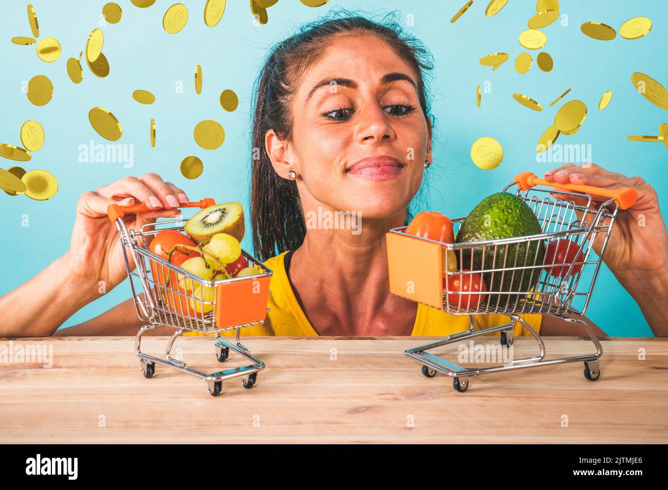Glückliche Frau machte einen billigen und gesunden Einkauf von Obst Stockfoto