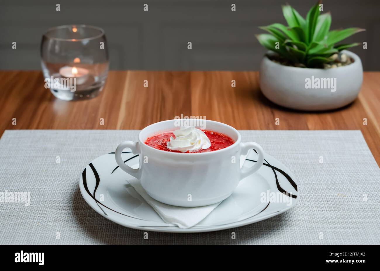 Erdbeer-Sahnesuppe mit Schlagsahne, Vorspeise mit Obstsuppe, Hintergrund im Hotel Stockfoto
