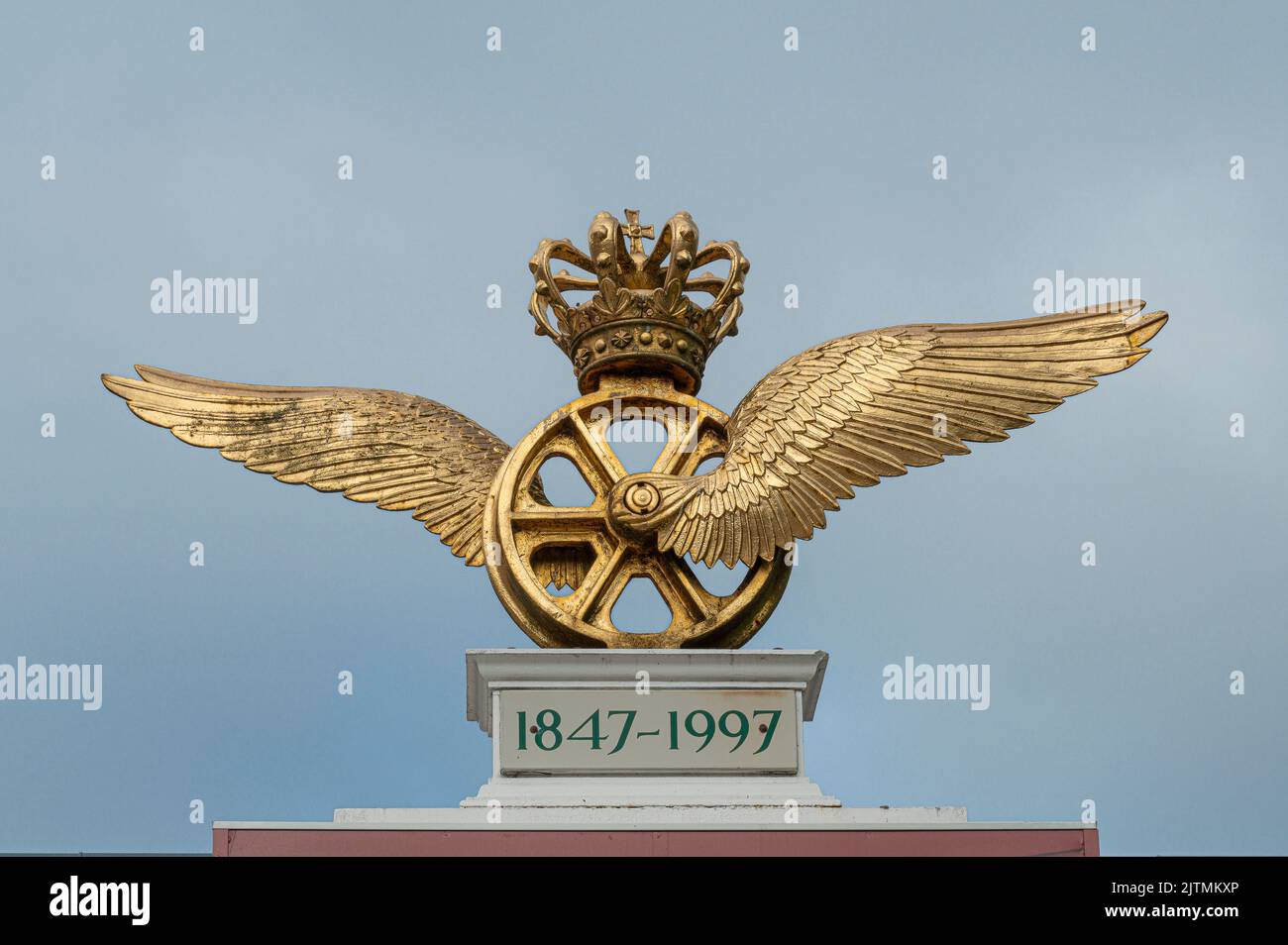 Eisenbahnrad mit Flügeln und Krone ist das Emblem der dänischen Eisenbahngesellschaft, Odense, Dänemark, 28. August 2022 Stockfoto